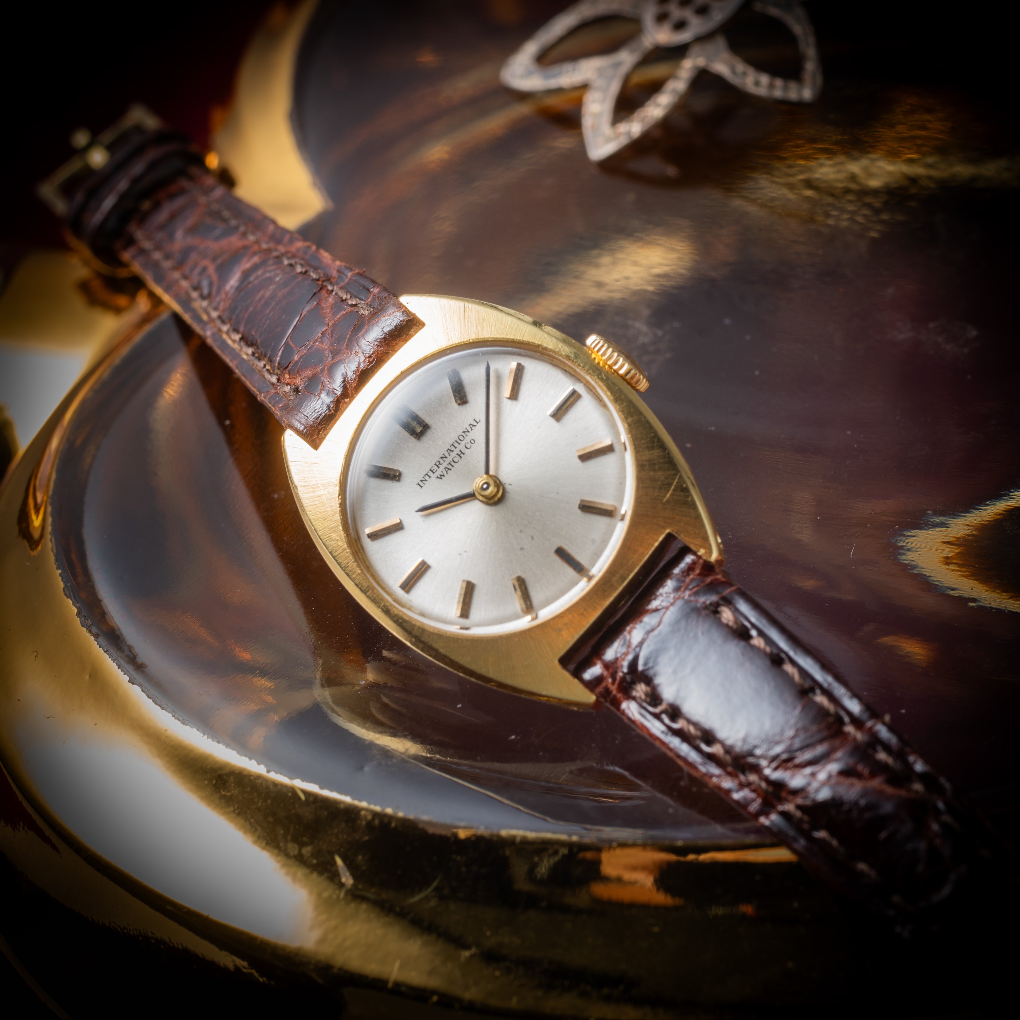 IWC レディース 18金無垢トノーケース 1967年製 手巻き Cal.41 純正尾錠付き