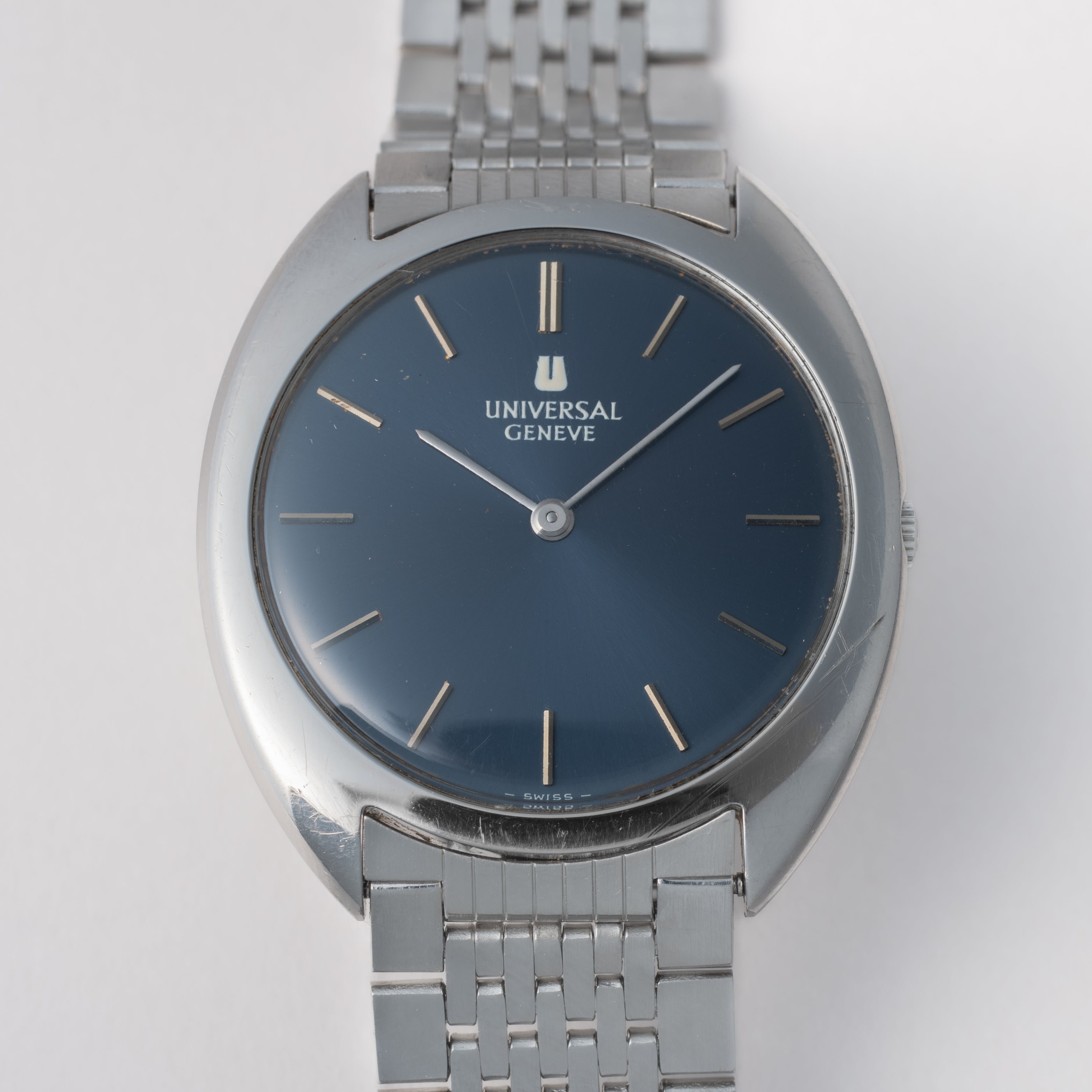 ユニバーサルジュネーブ 1970年代製 手巻き トノー型 ブルーダイヤル 純正ゲイフレアーブレス 箱付き