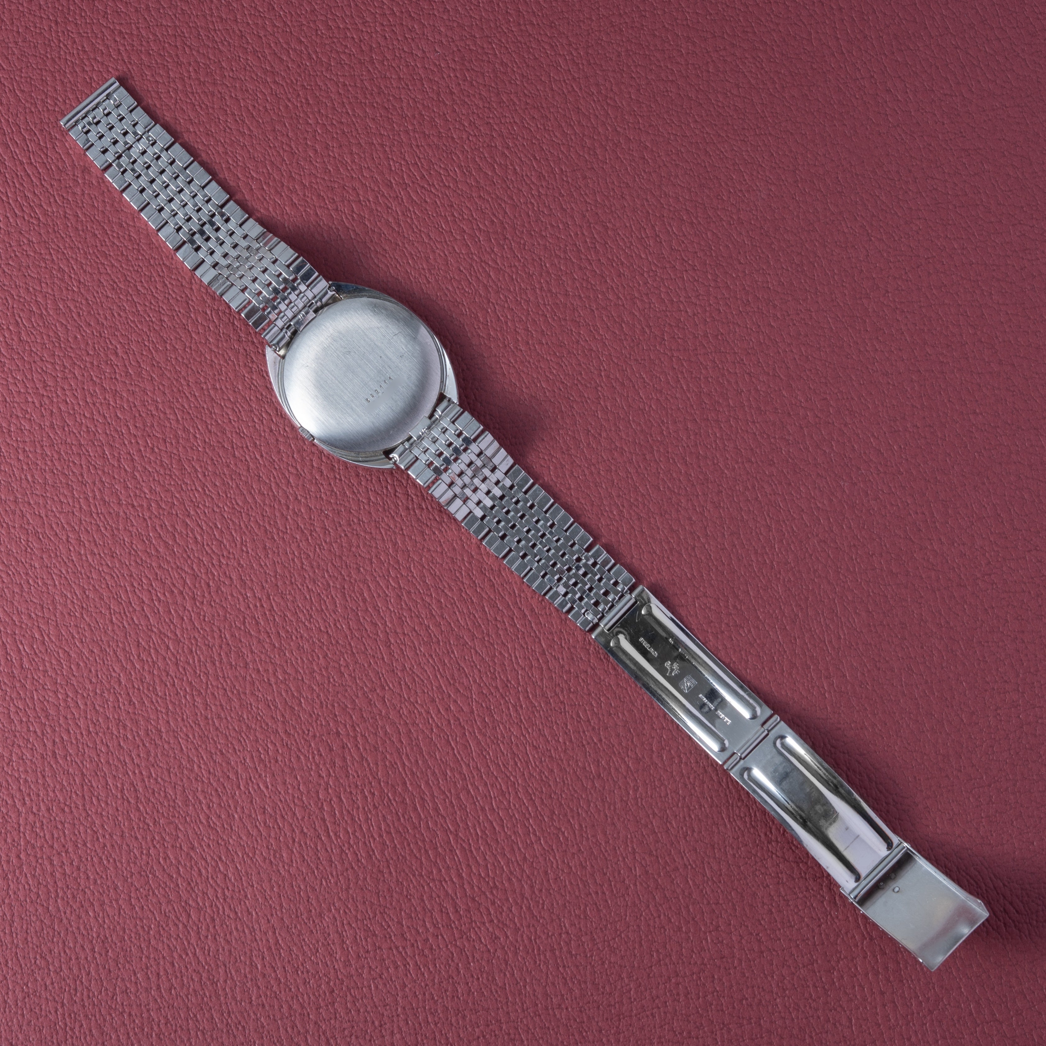 ユニバーサルジュネーブ 1970年代製 手巻き トノー型 ブルーダイヤル 純正ゲイフレアーブレス 箱付き