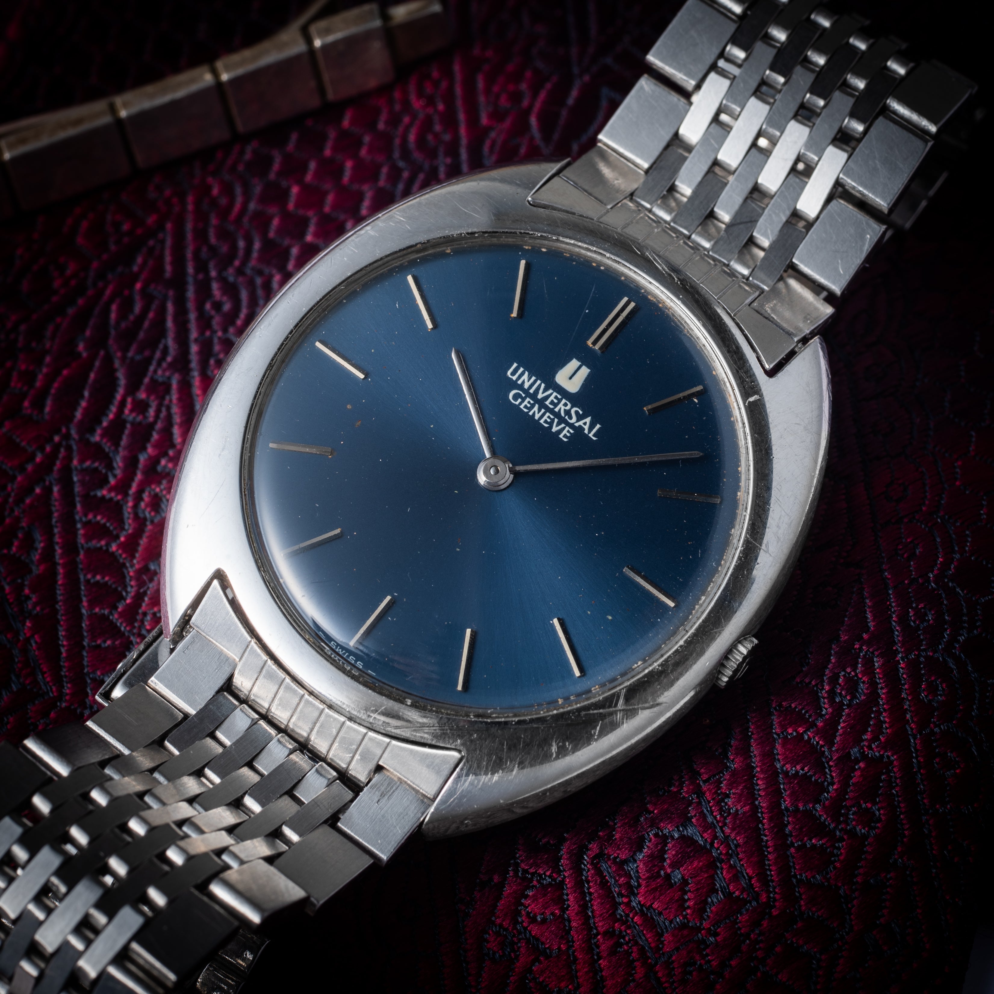 ユニバーサルジュネーブ 1970年代製 手巻き トノー型 ブルーダイヤル 純正ゲイフレアーブレス 箱付き