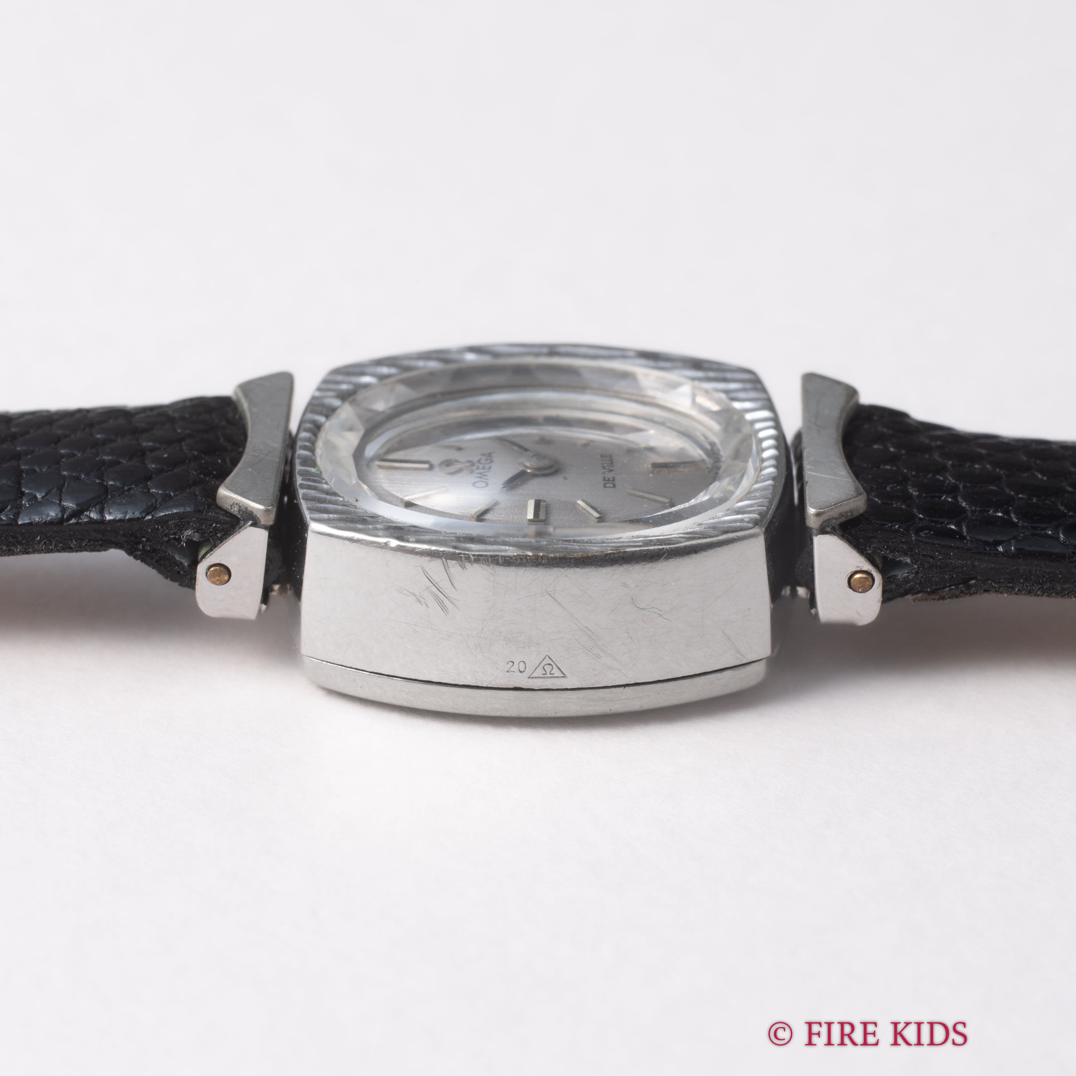 オメガ レディース 1969年製 手巻き トノーケース カットガラス 箱付き