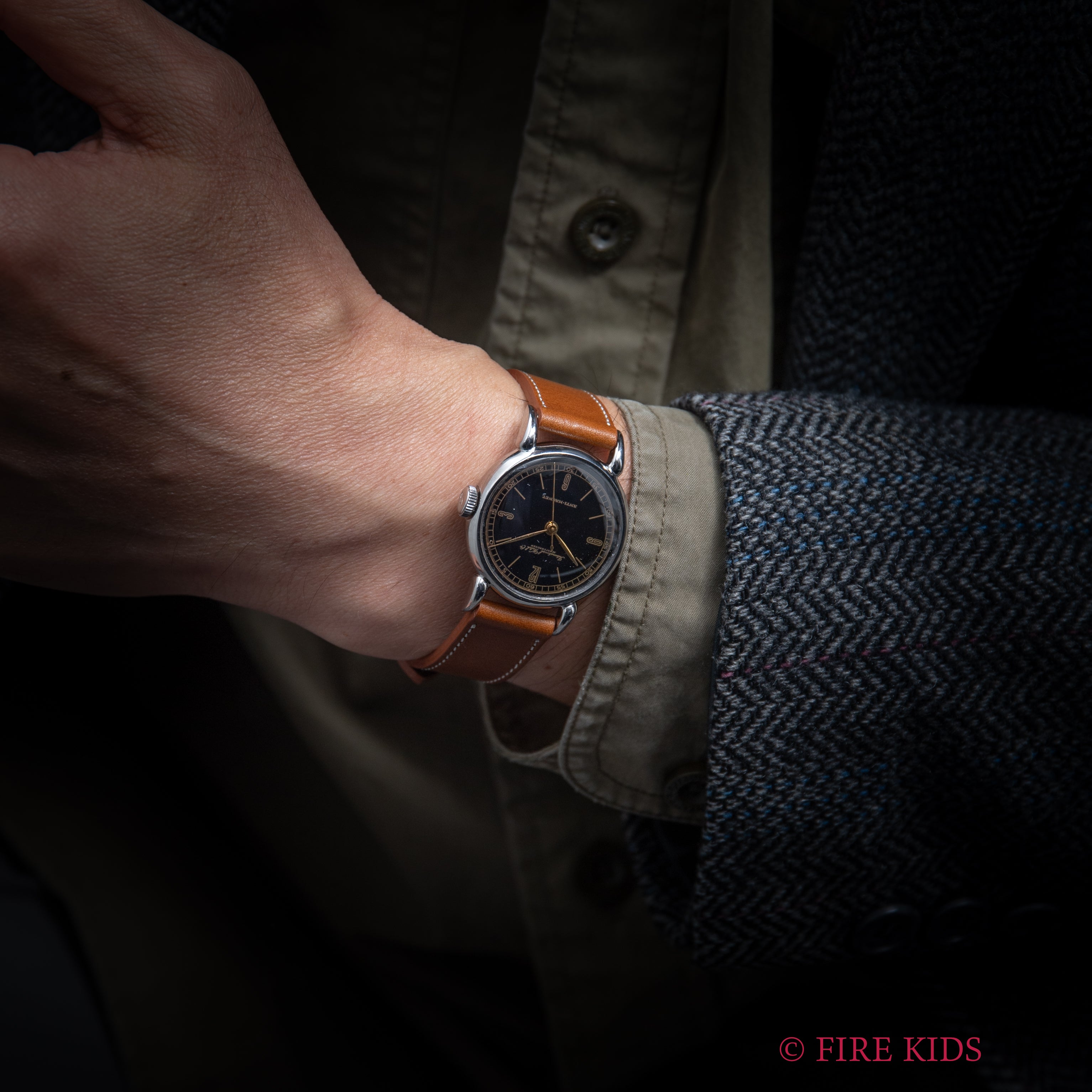 IWC ブラックミラーダイヤル 1944年製 手巻 Cal.61 ティアドロップラグ センターセコンド