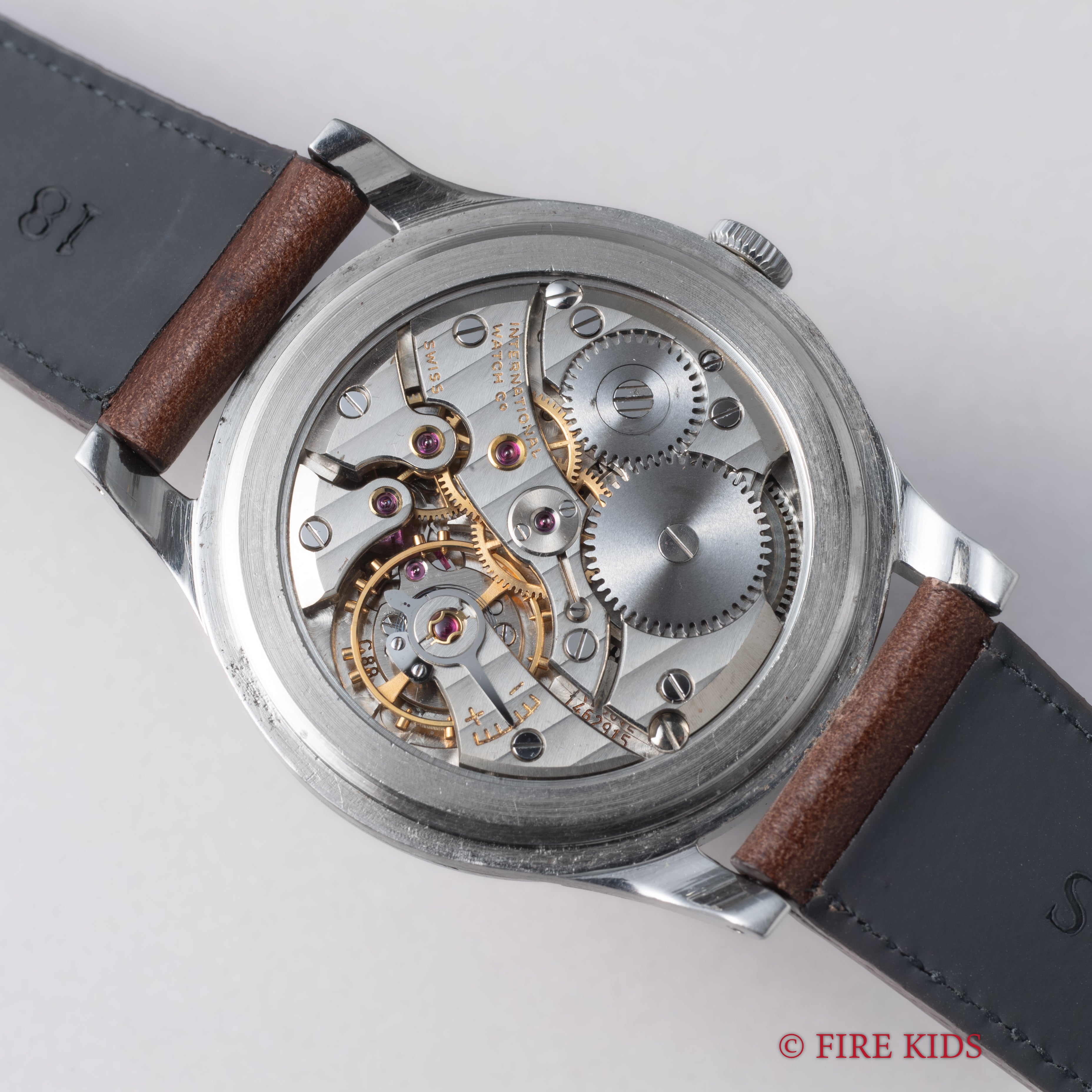 IWC ラウンドケース 1960年製 手巻き Cal.89 砲弾インデックス パティーナダイヤル