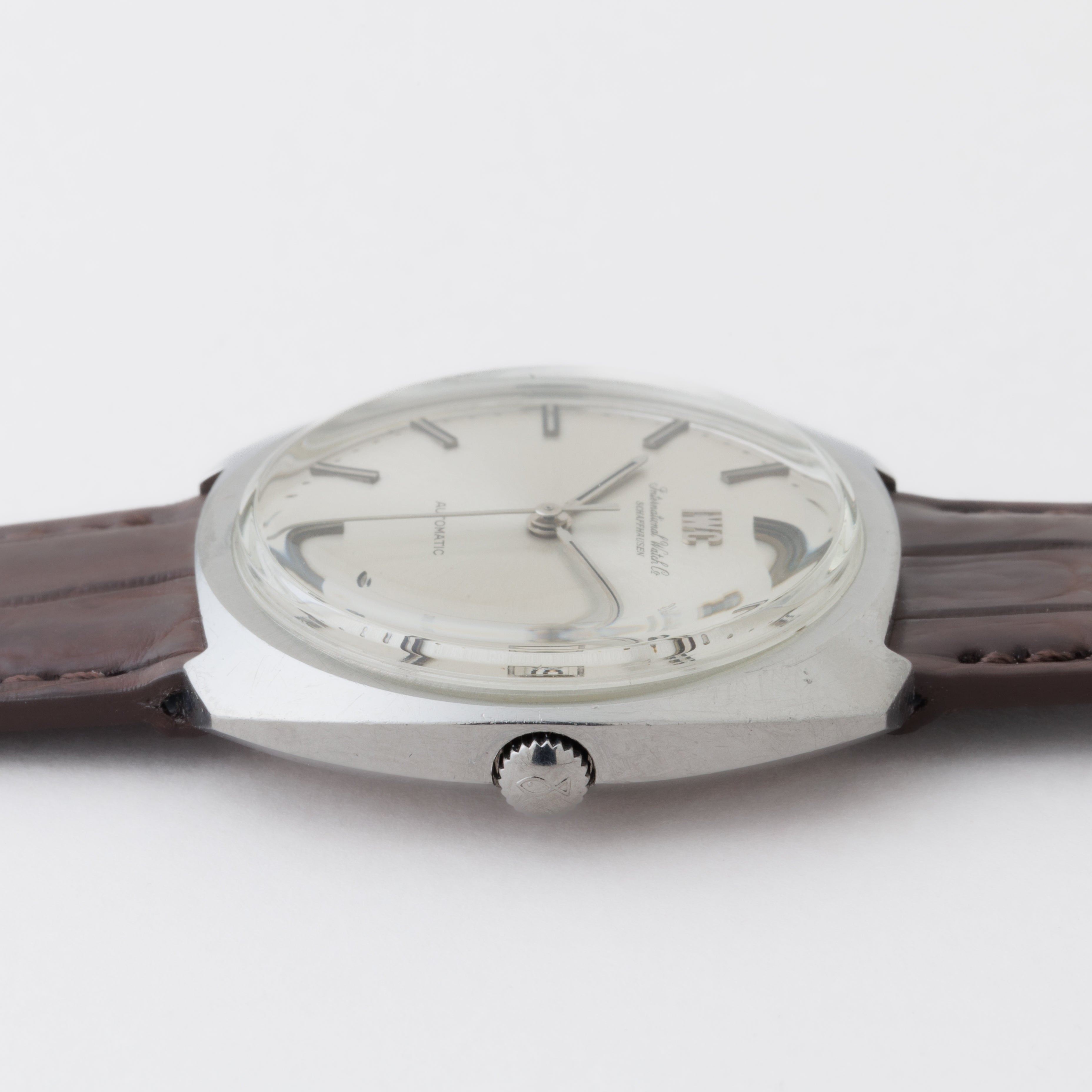 インターナショナルウォッチカンパニー トノーケース R814A 1967年製 ペラトン式自動巻き Cal.8541 防水ワンピースケース お魚リューズ