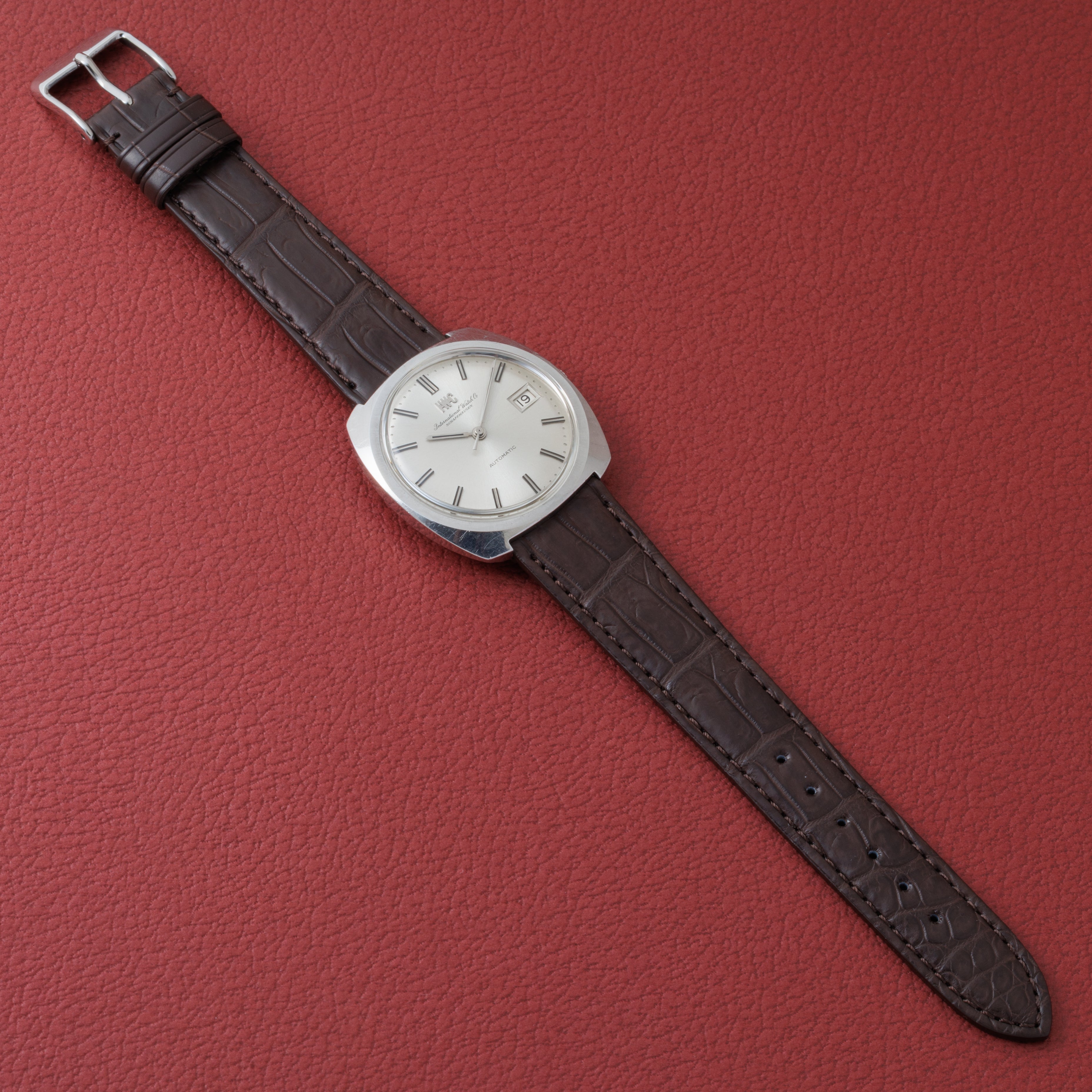 インターナショナルウォッチカンパニー トノーケース R814A 1967年製 ペラトン式自動巻き Cal.8541 防水ワンピースケース お魚リューズ