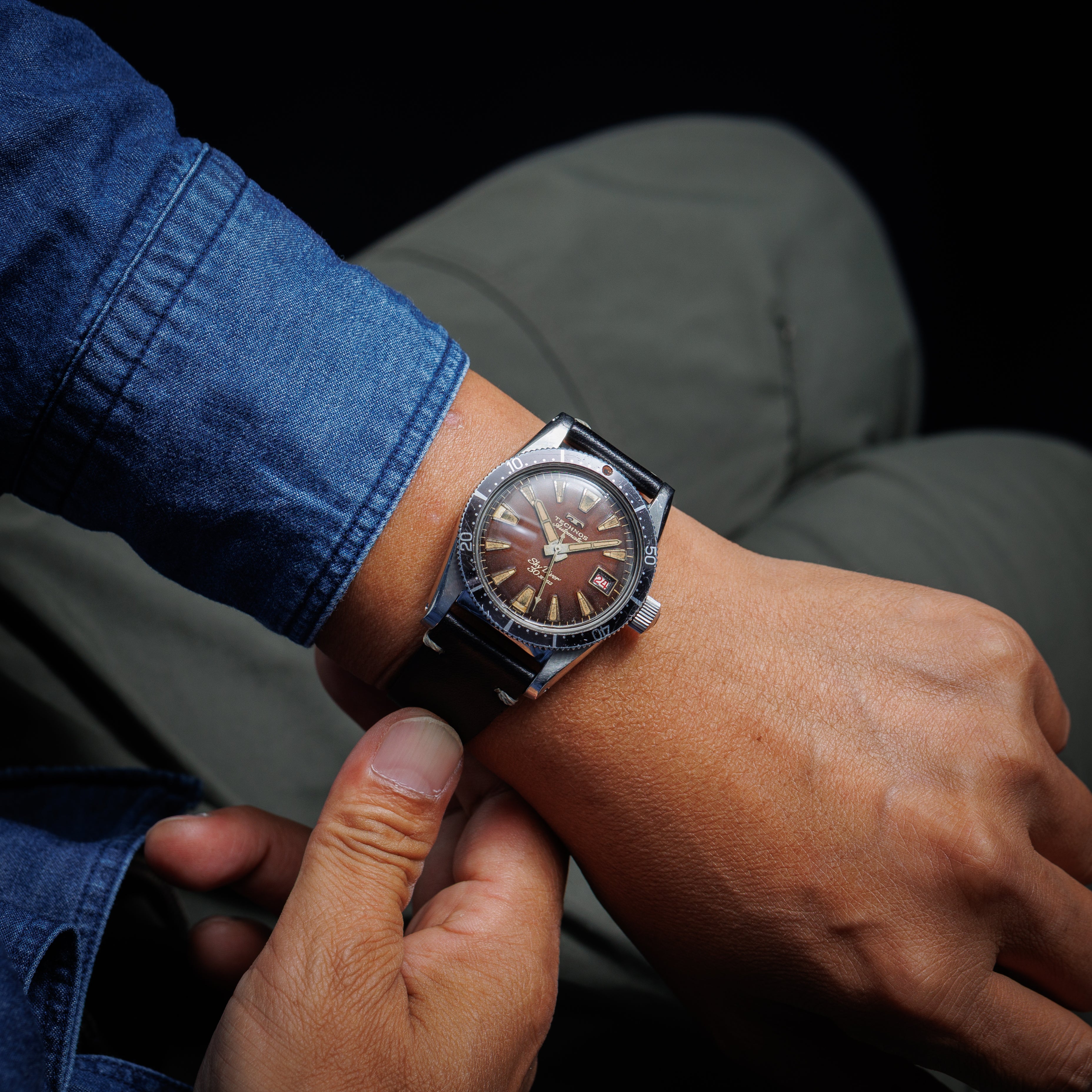 テクノス スカイダイバー初期型ラジウムダイヤル 1960年代製 トロピカルダイヤル 自動巻 赤カレンダー