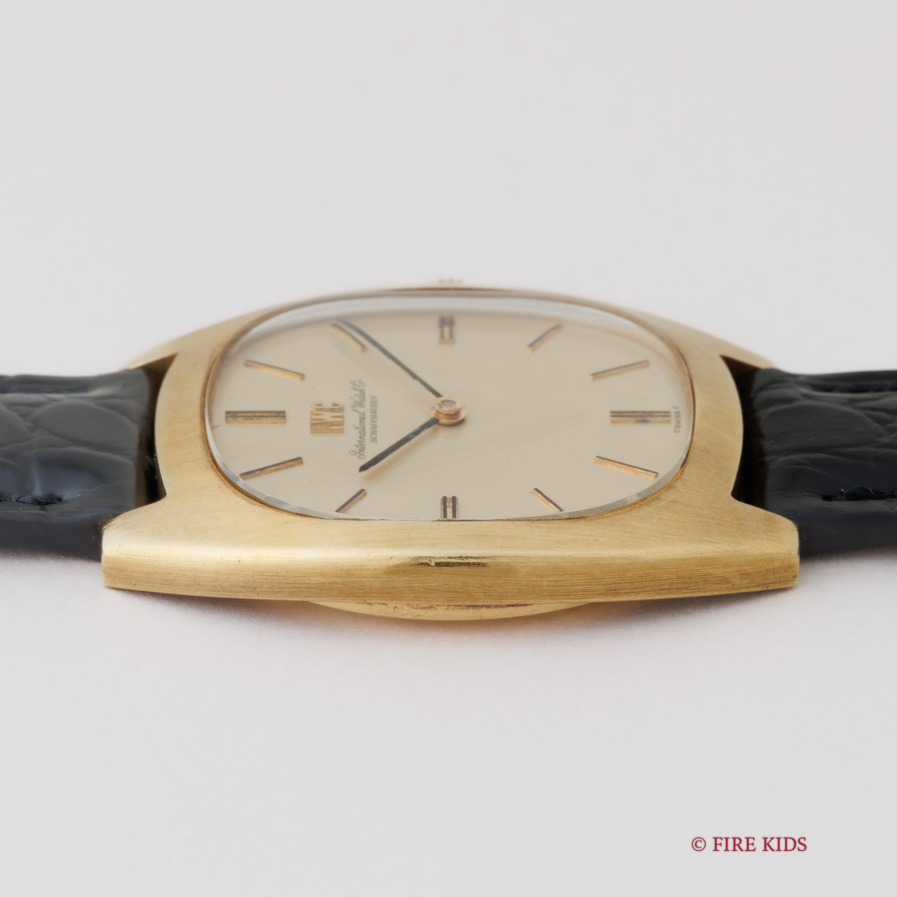 IWC トノー型 1974年製 18金無垢イエローゴールド Ref.2570 Cal.423 手巻き シグマダイヤル