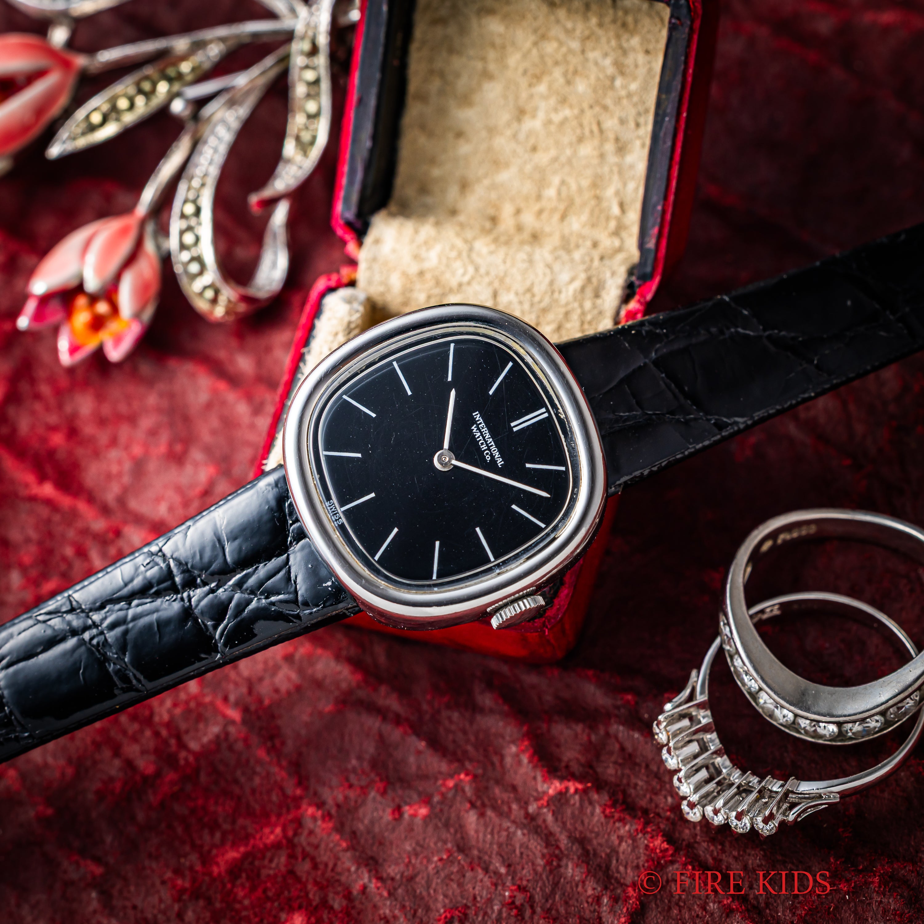 IWC レディースウオッチ ブラックダイヤル 1977年製 手巻 Cal.412 ユニークケース