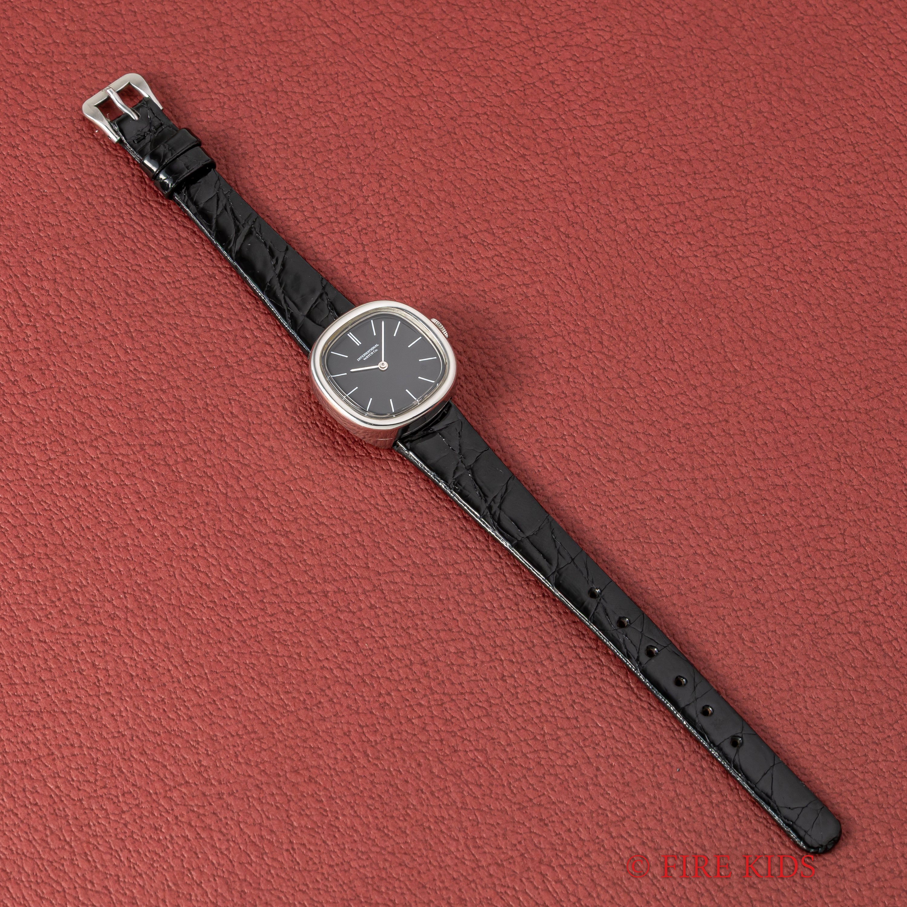 IWC レディースウオッチ ブラックダイヤル 1977年製 手巻 Cal.412 ユニークケース