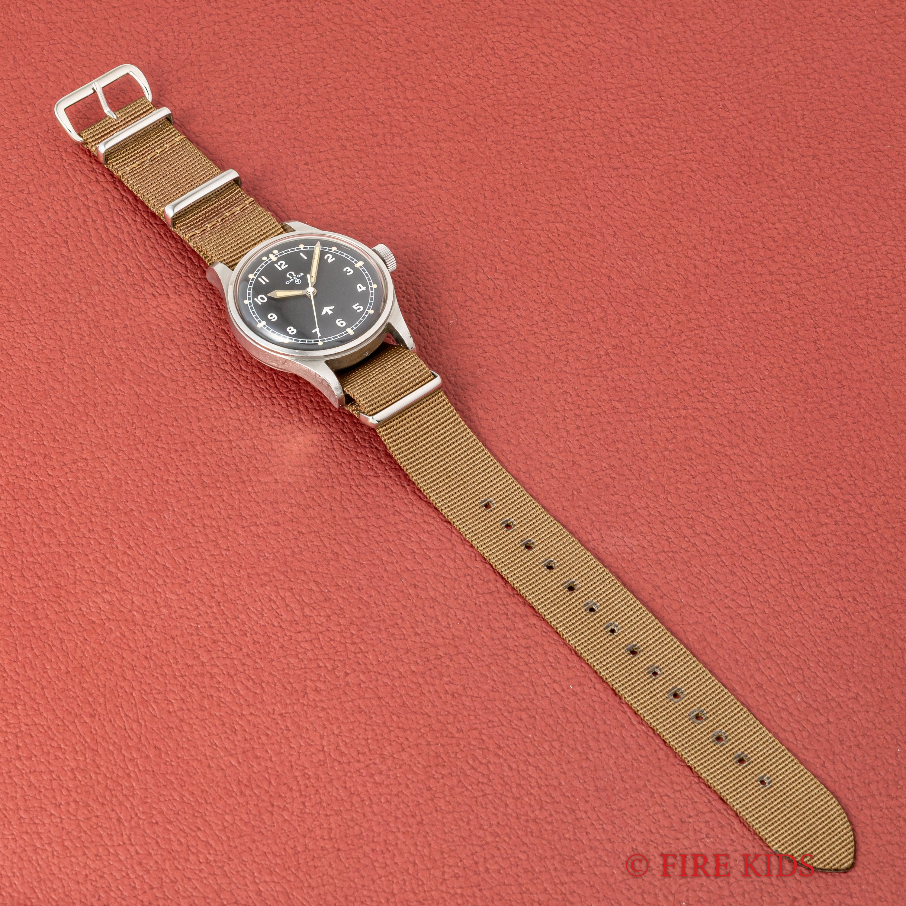 オメガ 1953年製 イギリス空軍 パイロットウオッチ Ref.2777‐1SC Cal.283手巻 ファットアロー