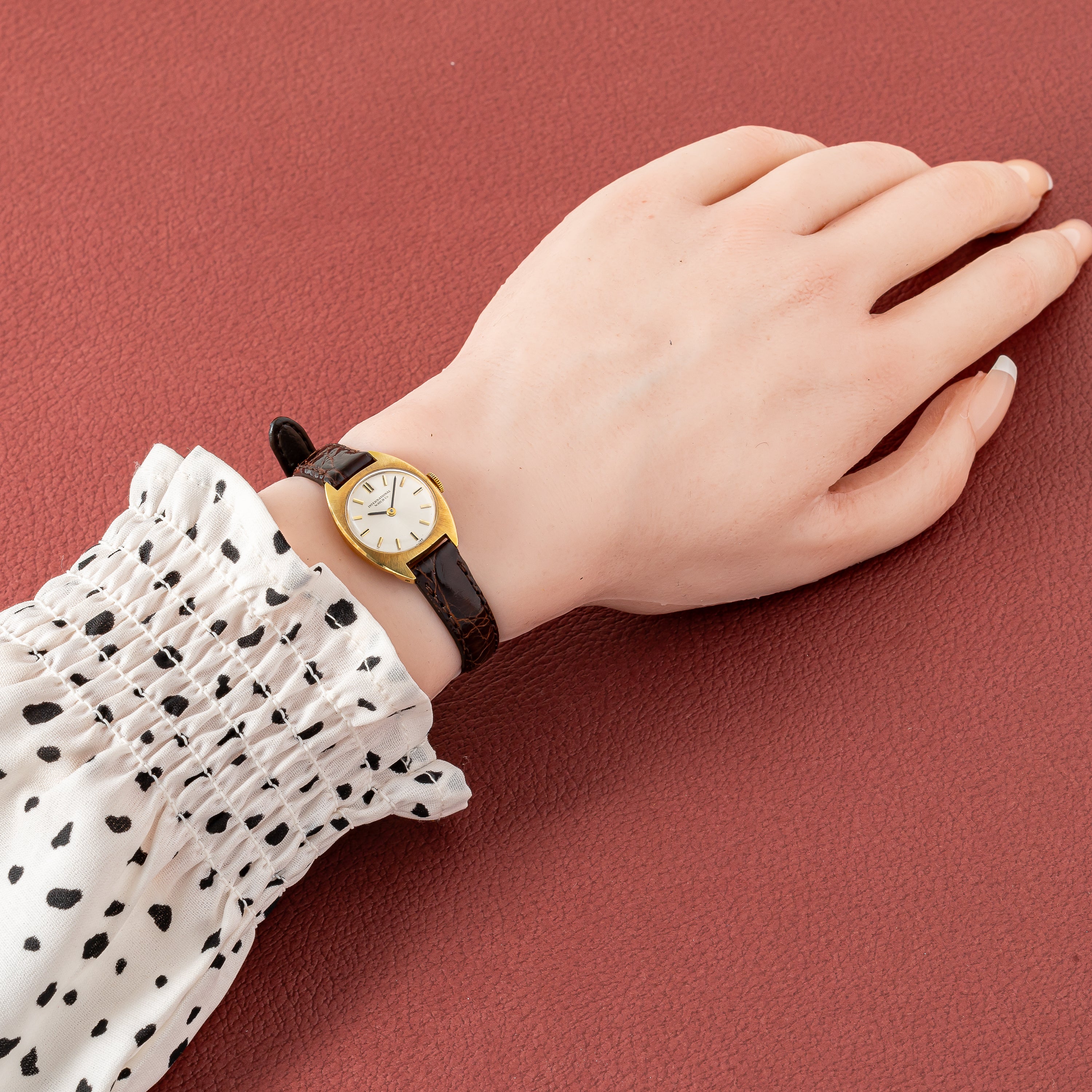 IWC レディース 18金無垢ケース 1972年製 手巻き Cal.41 純正尾錠付き