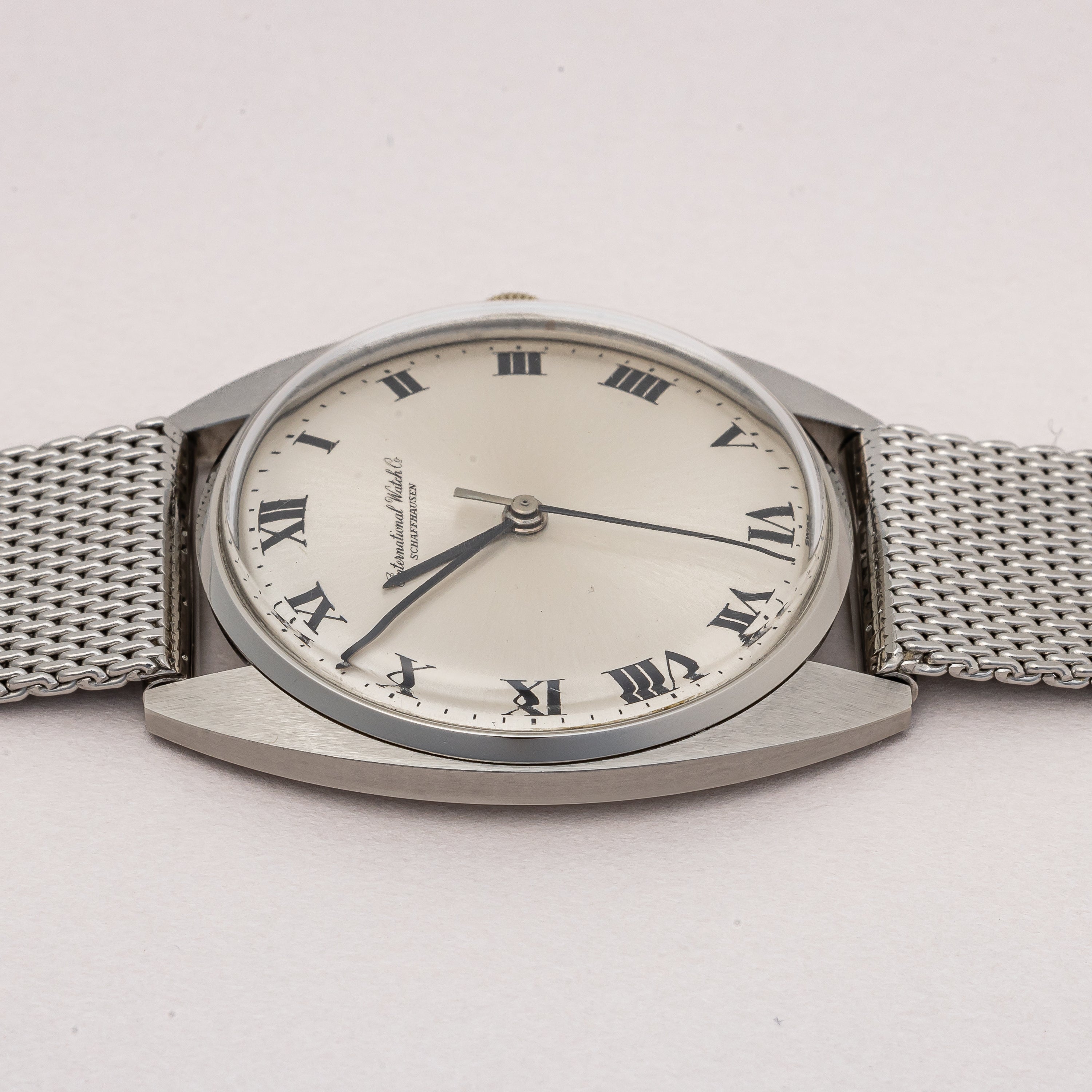 IWC トノー型 1971年製 手巻き Cal.403 ローマンダイヤル 純正メッシュブレス付き