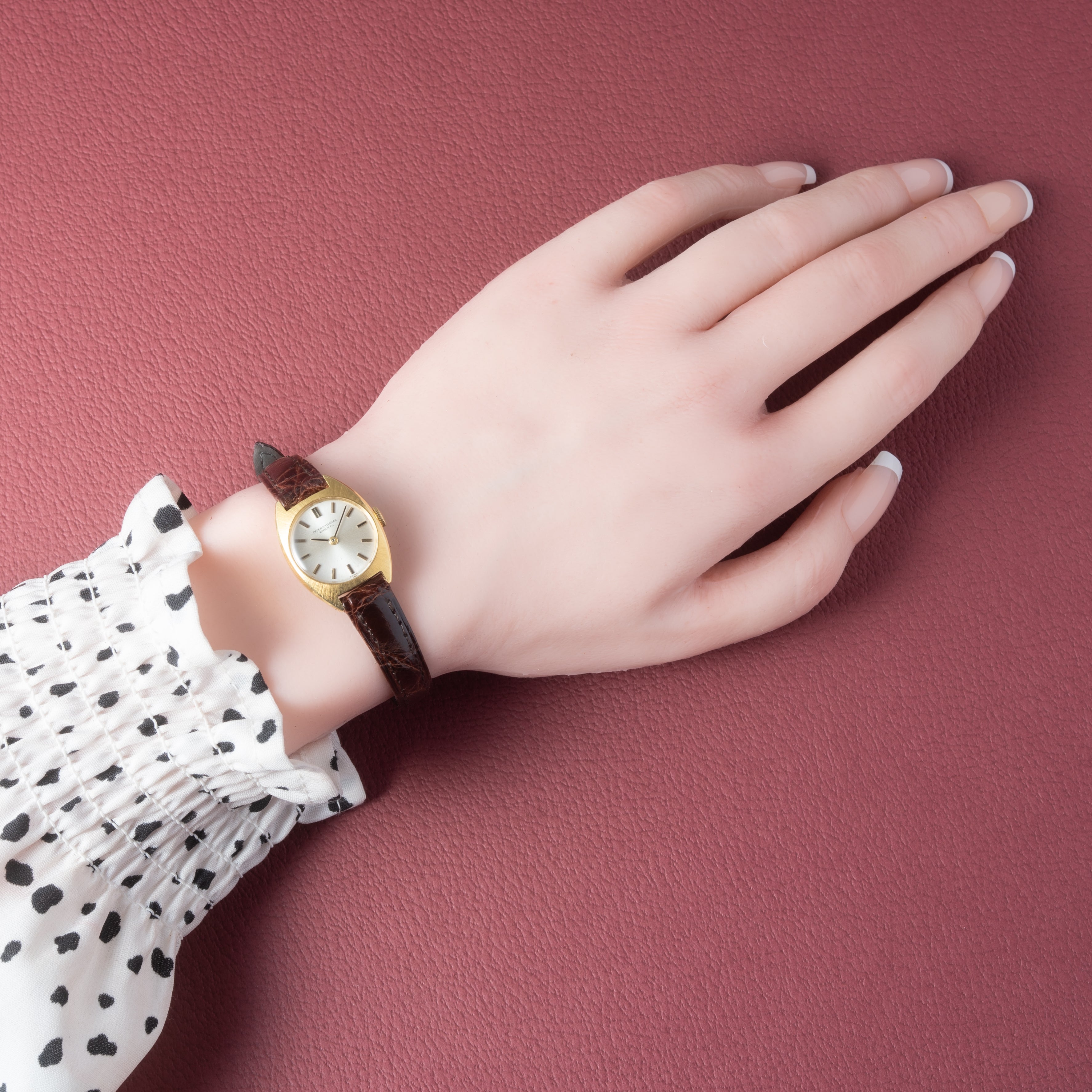 IWC レディース 18金無垢トノーケース 1967年製 手巻き Cal.41  純正尾錠付き