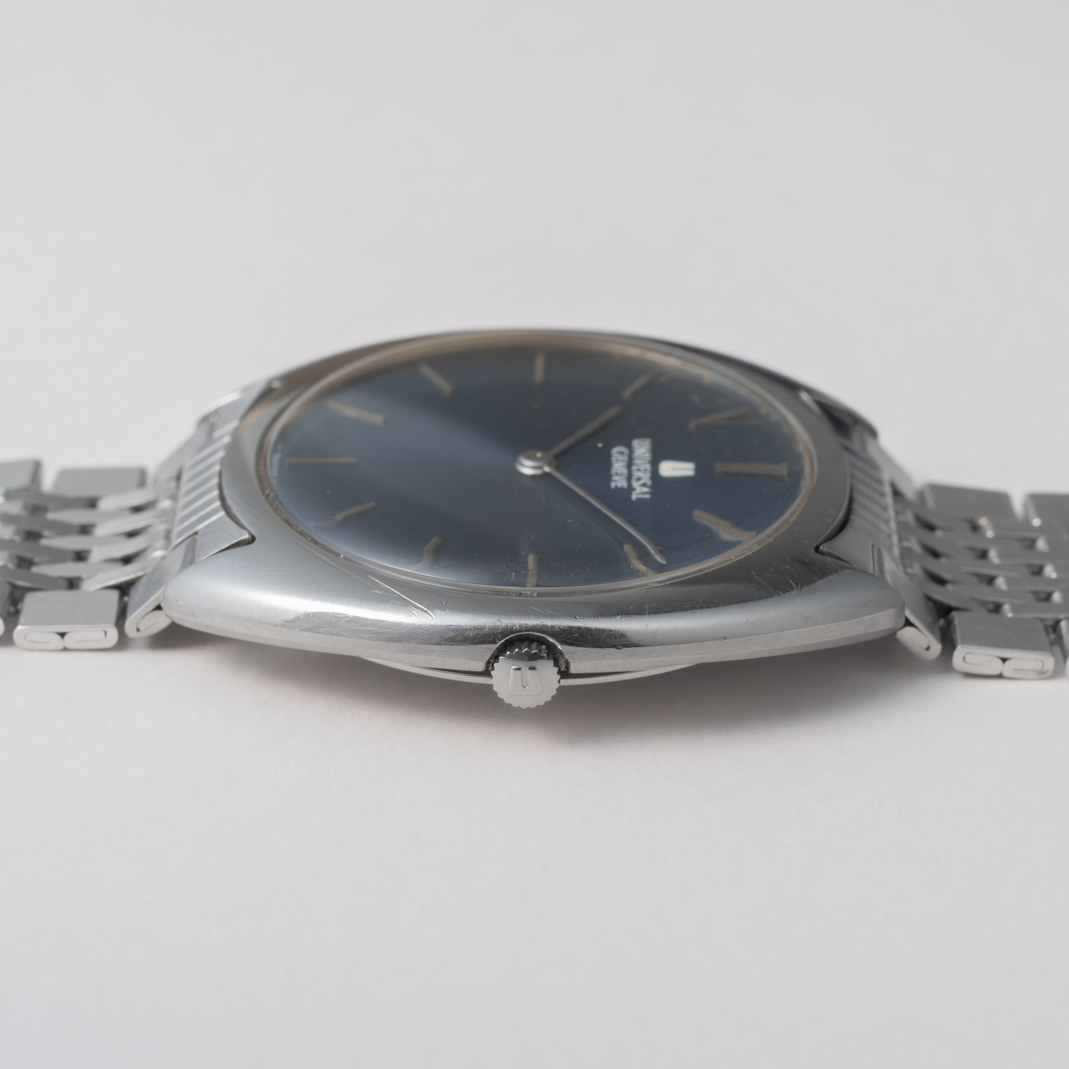 ユニバーサルジュネーブ 1970年代製 手巻き トノー型 ブルーダイヤル 純正ゲイフレアーブレス 箱付き