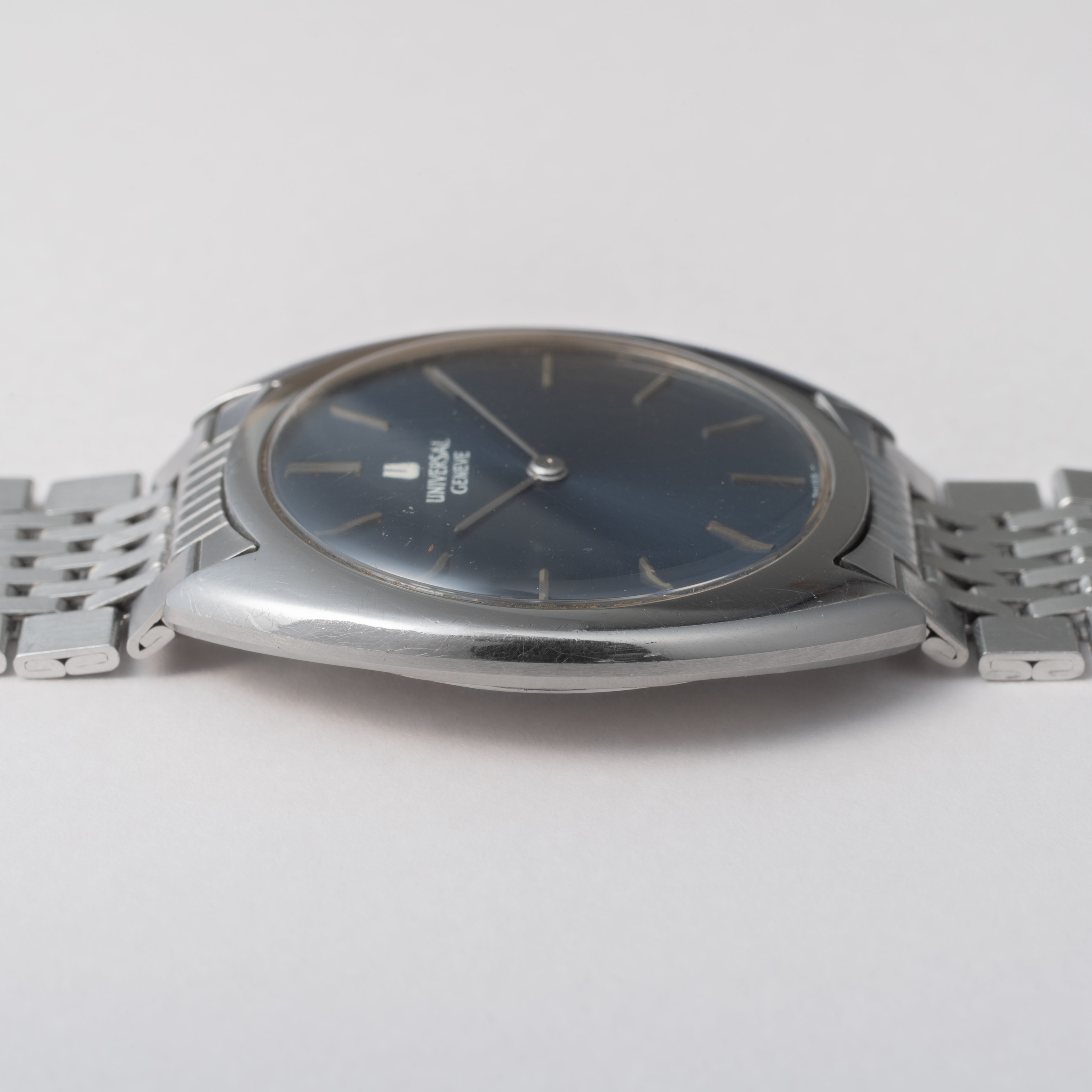 ユニバーサルジュネーブ 1970年代製 手巻き トノー型 ブルーダイヤル 純正ゲイフレアーブレス 箱付き