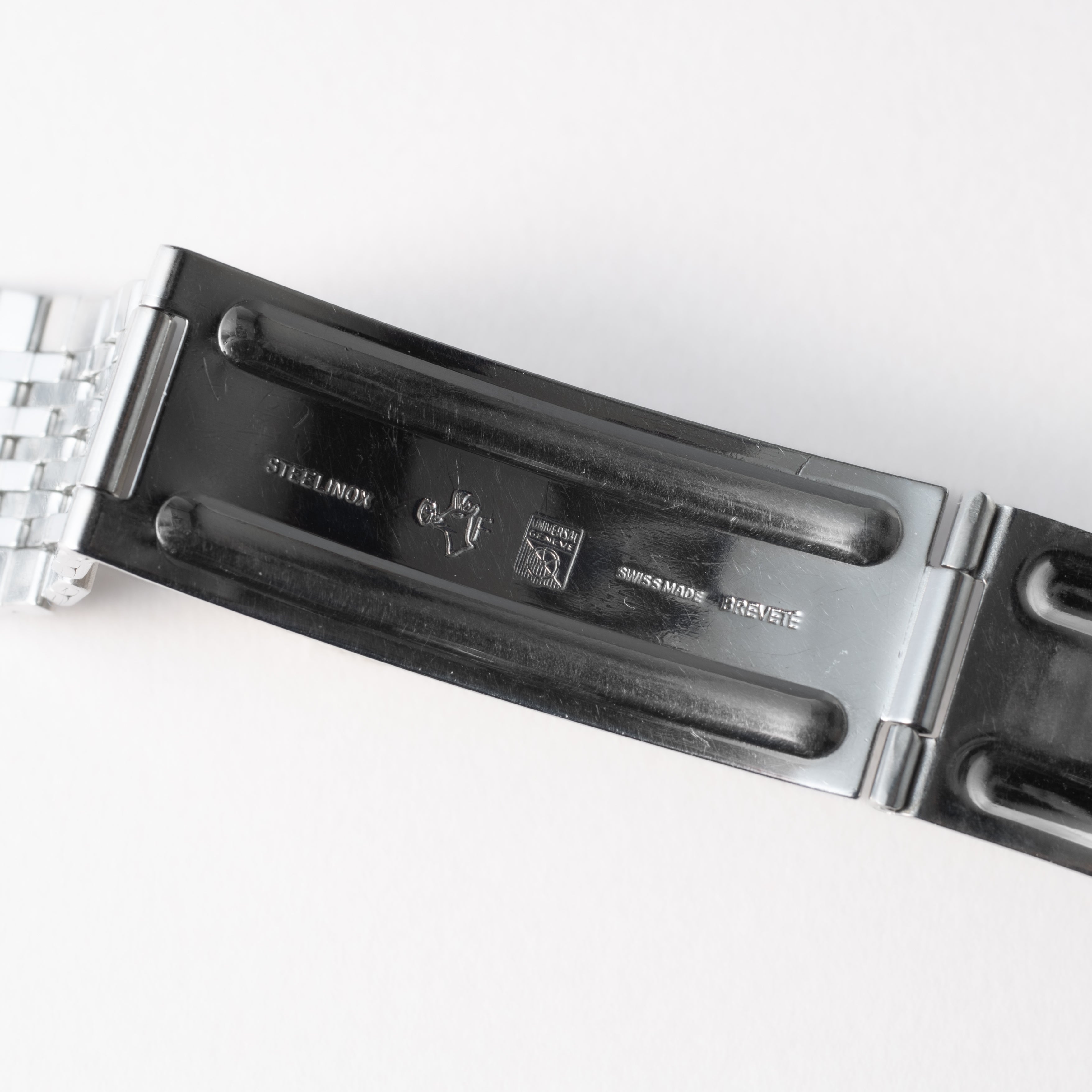 ユニバーサルジュネーブ 1970年代製 手巻き トノー型 ブルーダイヤル 純正ゲイフレアーブレス 箱付き