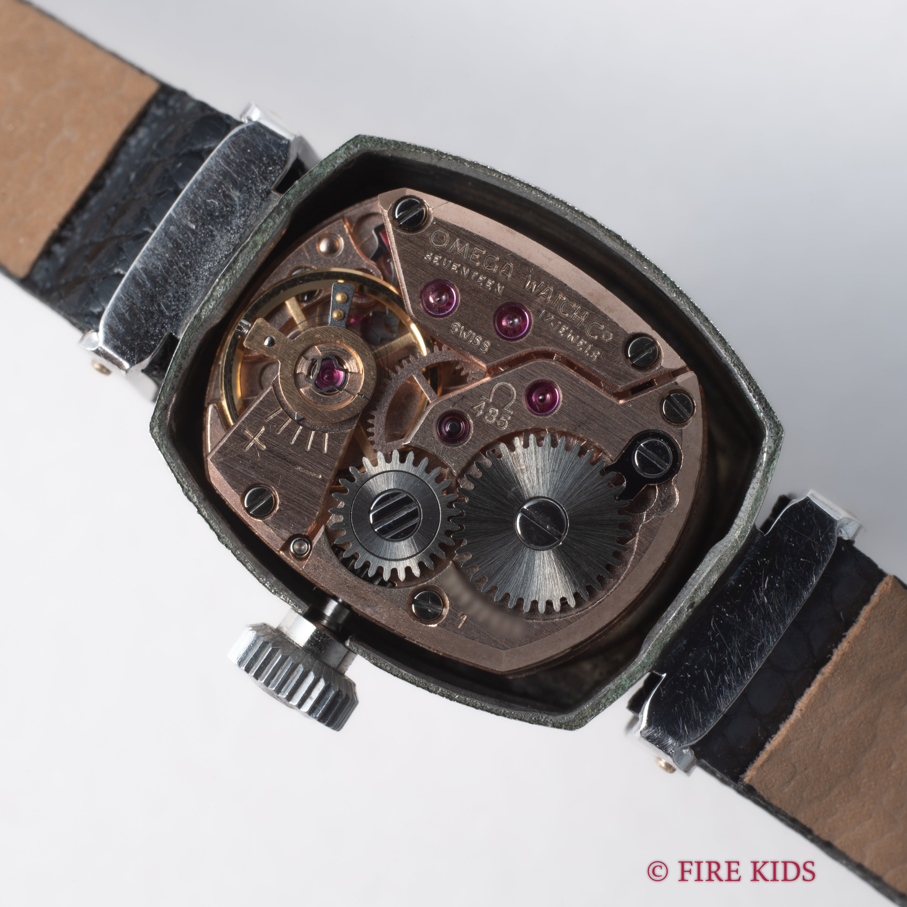 オメガ レディース 1969年製 手巻き トノーケース カットガラス 箱付き