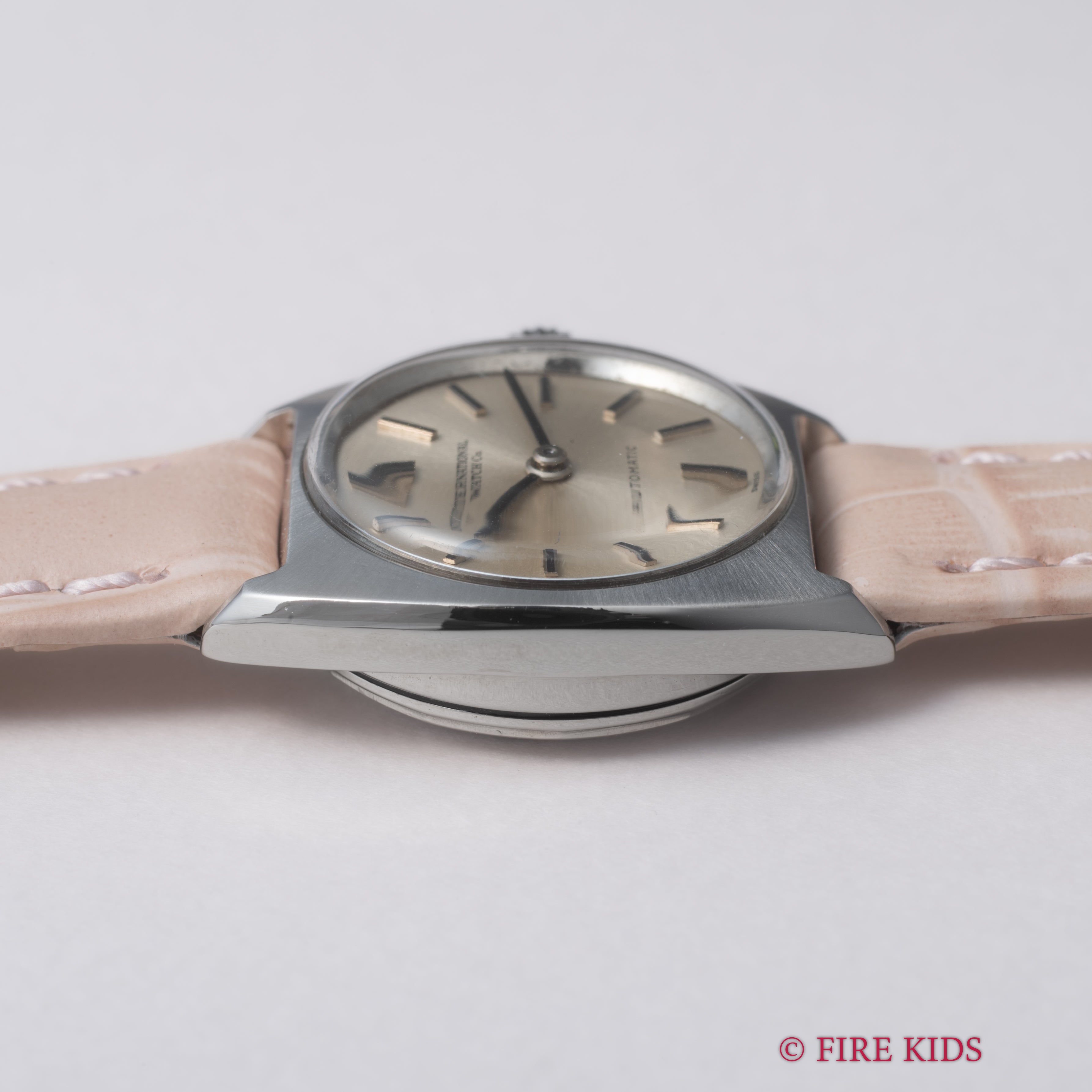 IWC レディース トノーケース 1969年製 自動巻き Cal.44 シルバーダイヤル