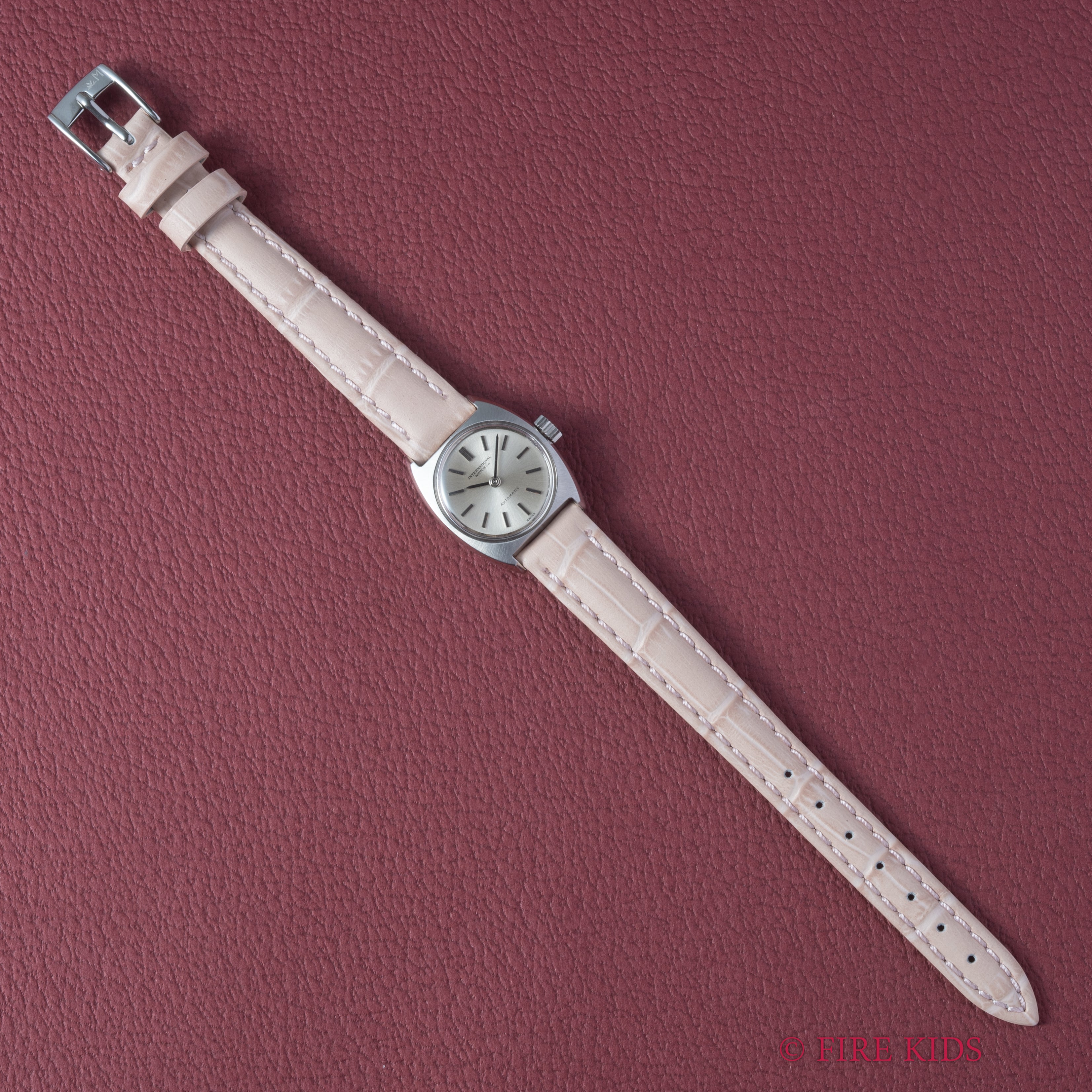 IWC レディース トノーケース 1969年製 自動巻き Cal.44 シルバーダイヤル