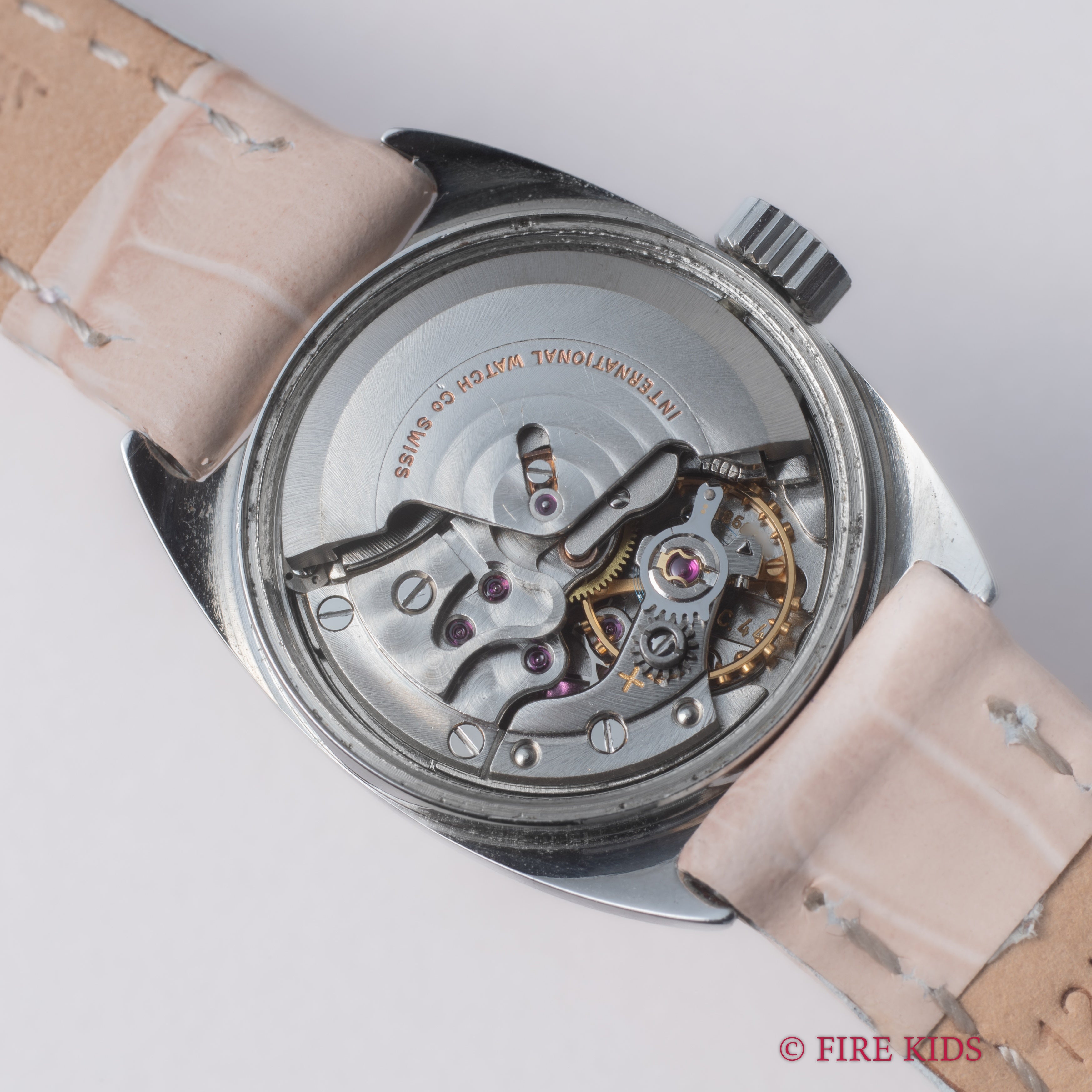 IWC レディース トノーケース 1969年製 自動巻き Cal.44 シルバーダイヤル