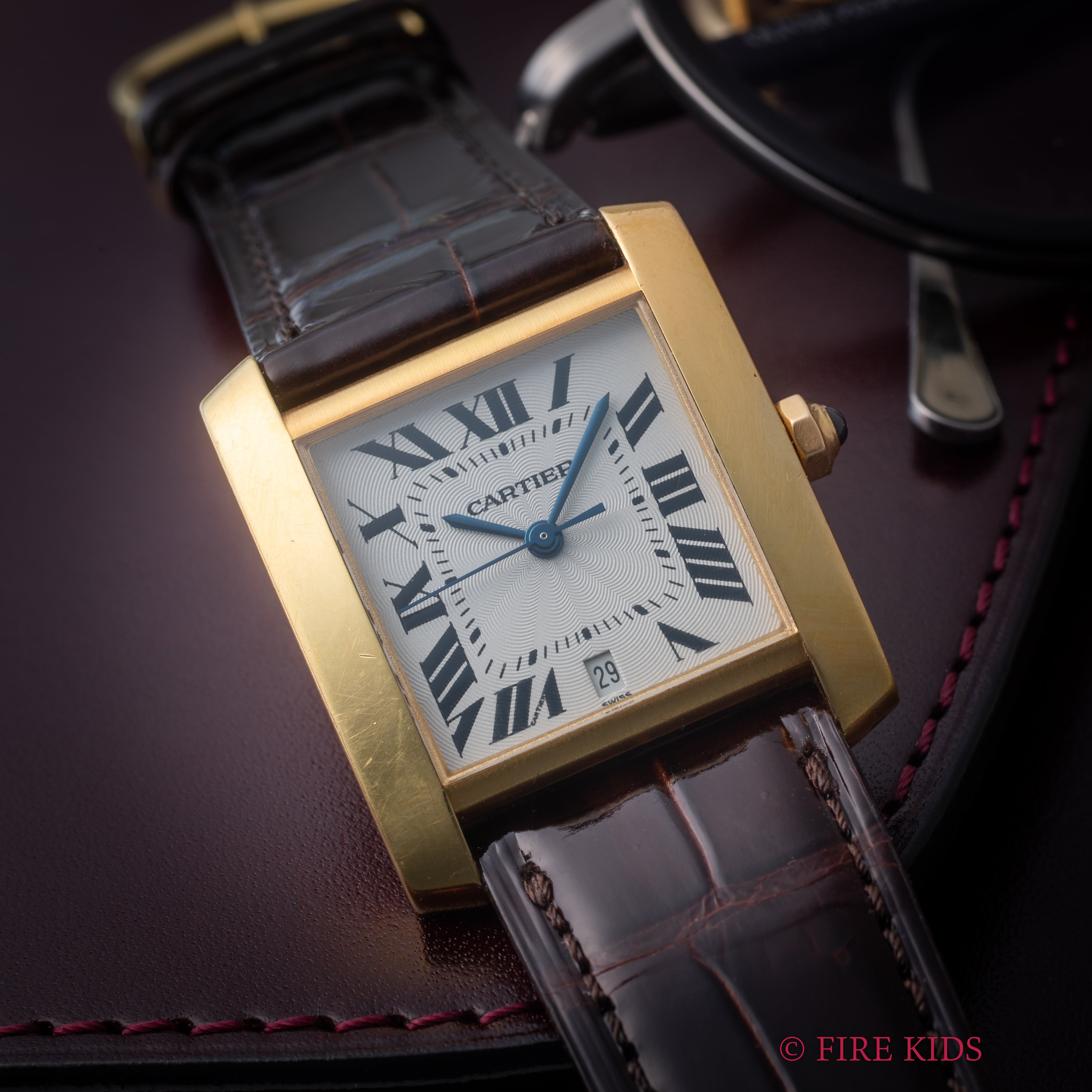 カルティエ 18金無垢イエローゴールド タンクフランセーズ LMサイズ 1990年代製 ギョーシェダイヤル 純正金無垢尾錠付き 箱、冊子付き