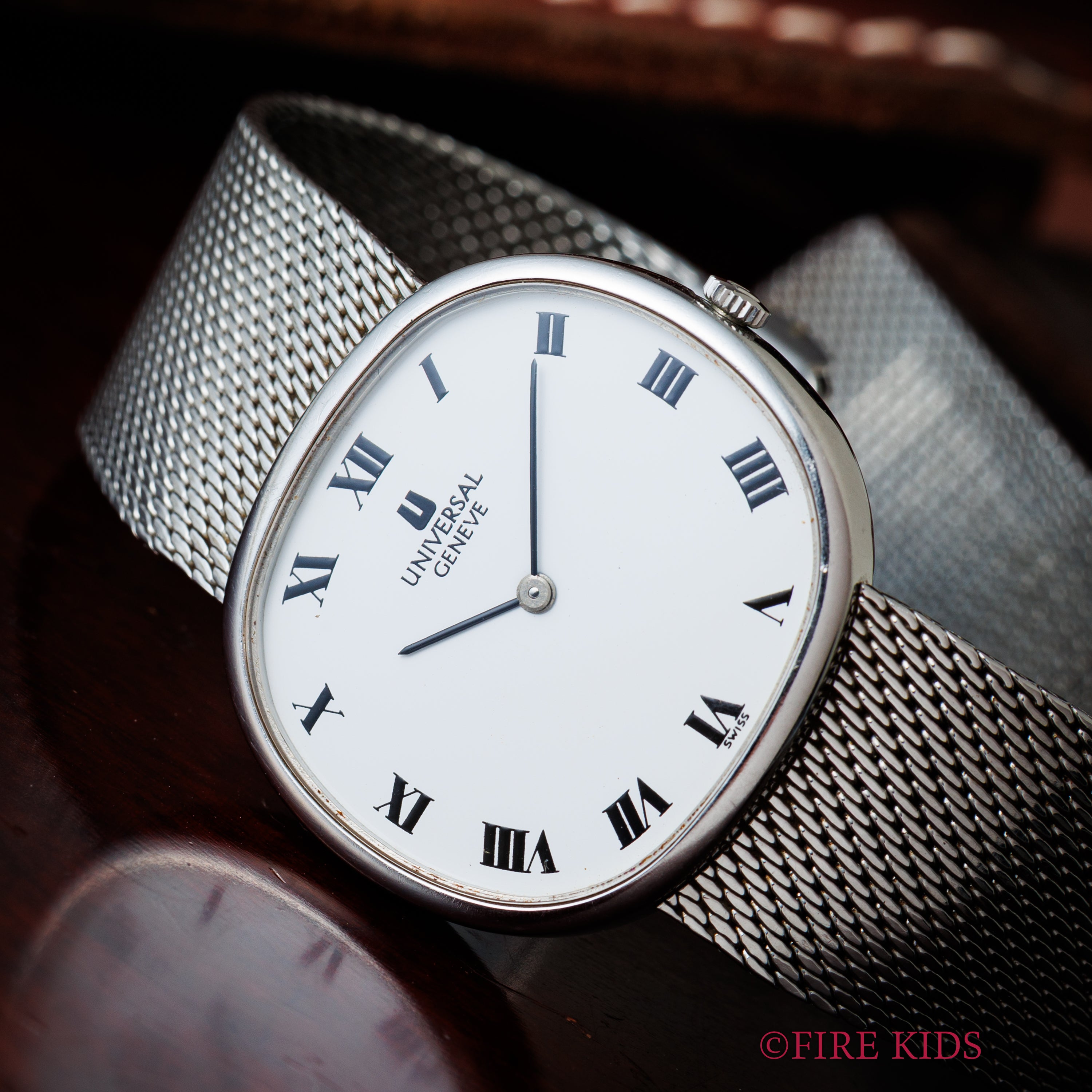 ユニバーサル ジュネーブ 1970年代製 ホワイトローマンダイヤル 一体型ブレス 手巻 Cal.1-42