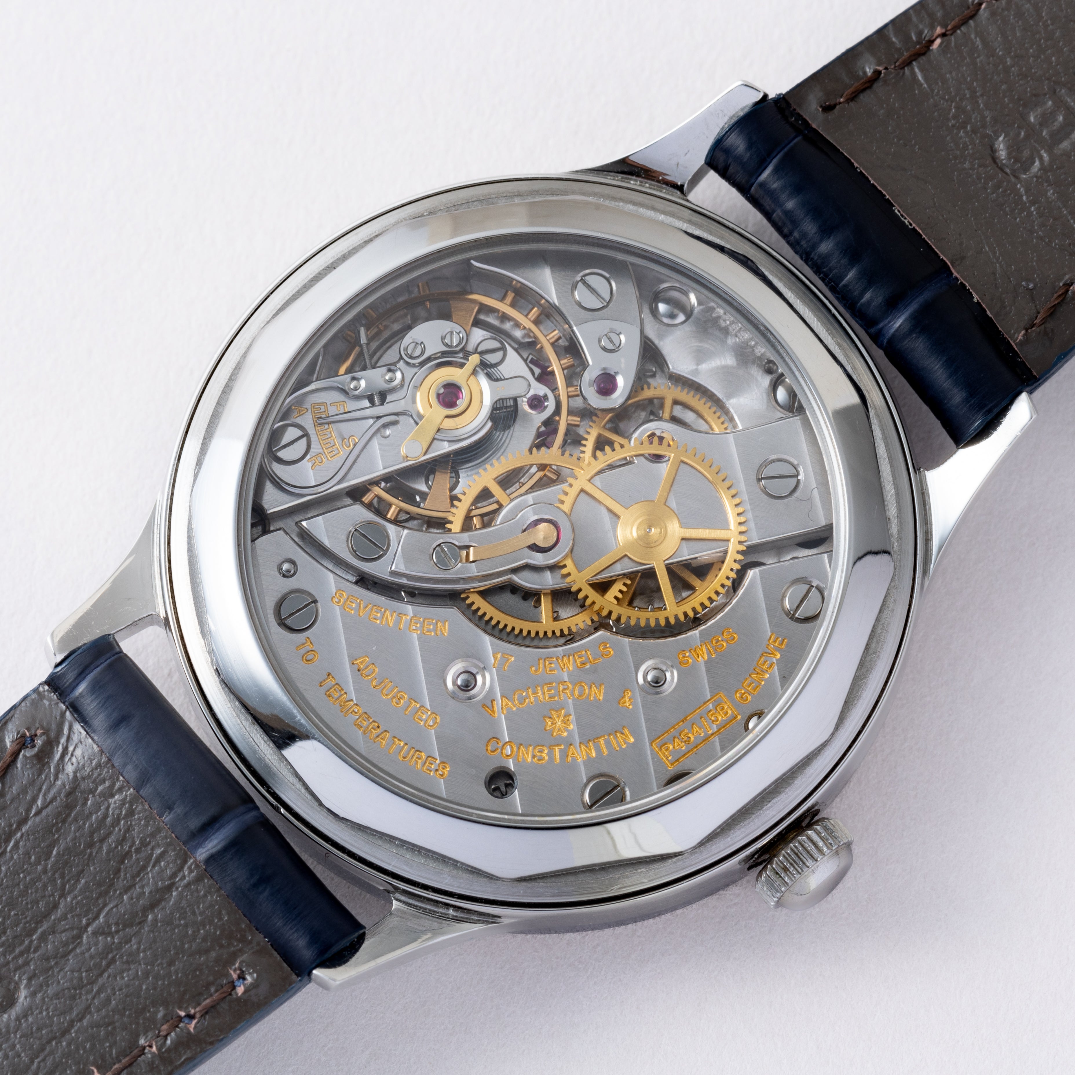 腕時計のスケルトンはダサい？機械式時計の魅力を堪能できるデザイン