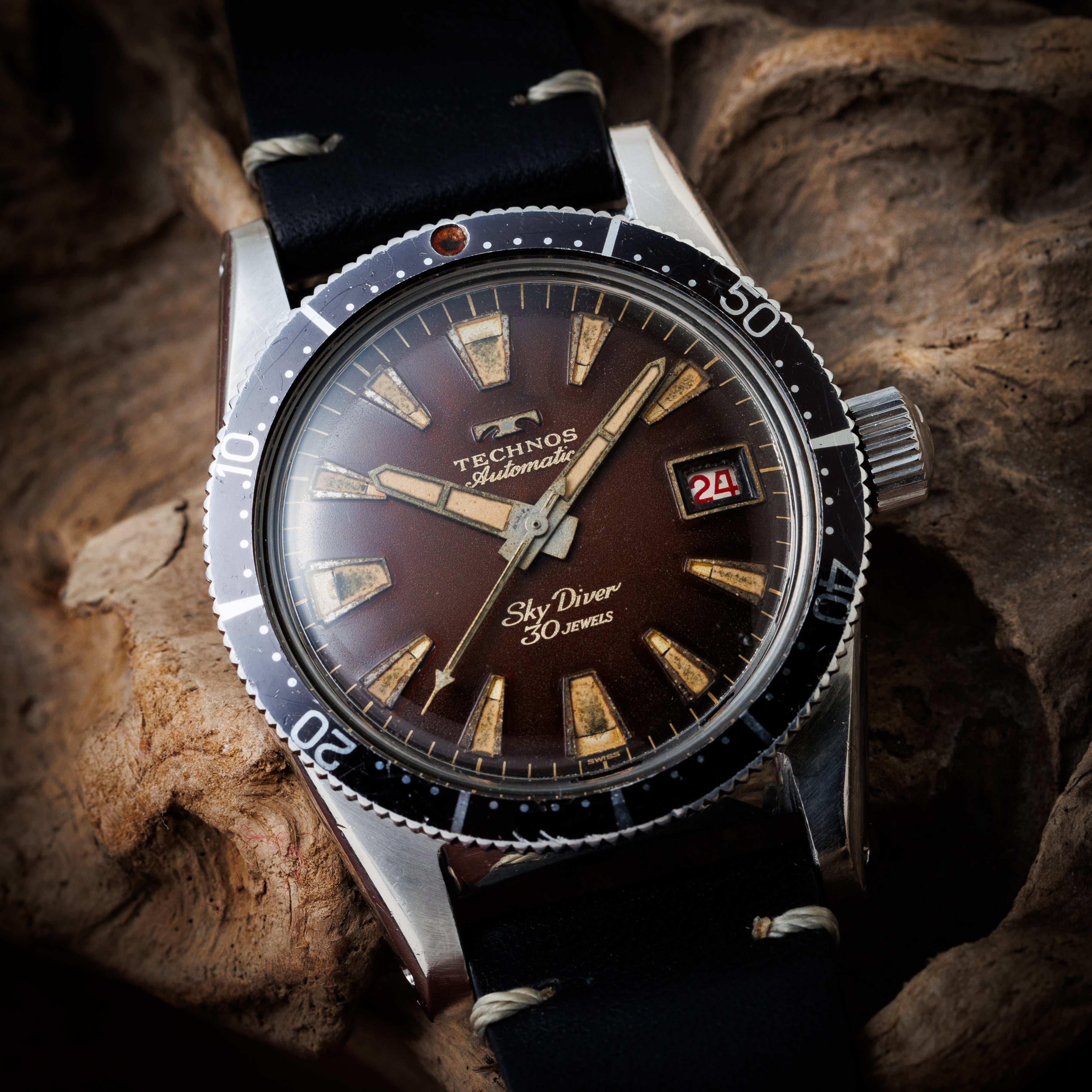 テクノス スカイダイバー初期型ラジウムダイヤル 1960年代製 トロピカルダイヤル 自動巻 赤カレンダー