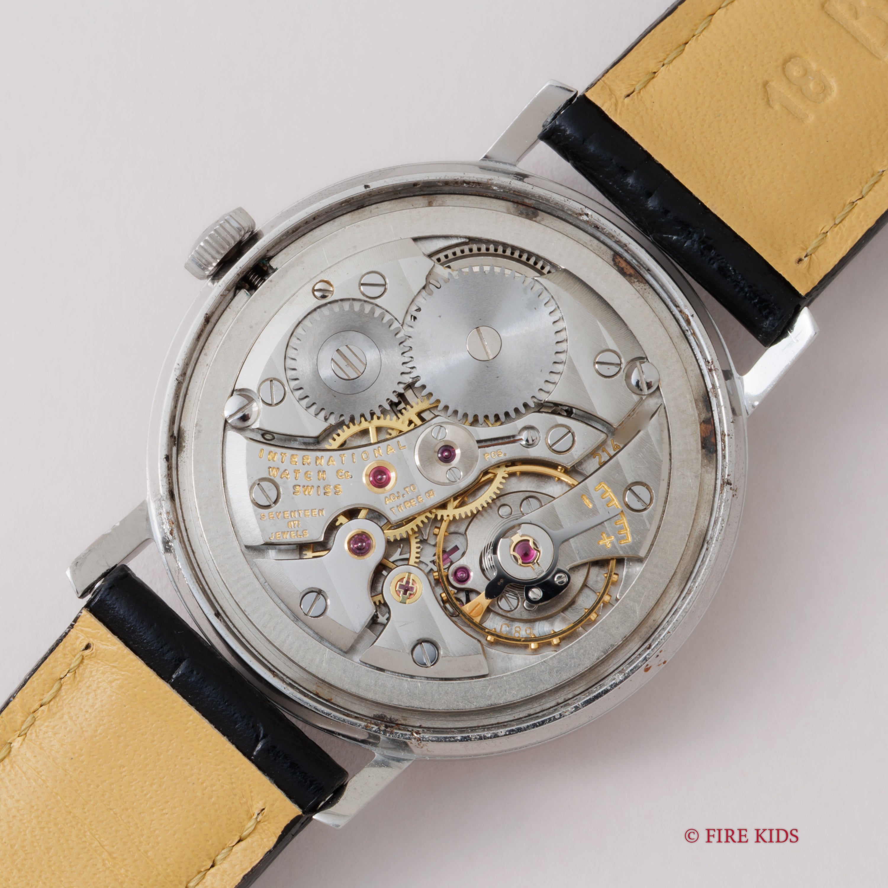 IWC	Cal.89搭載ラウンドケース ホワイトローマンダイヤル 1978年製 手巻 お魚リューズ