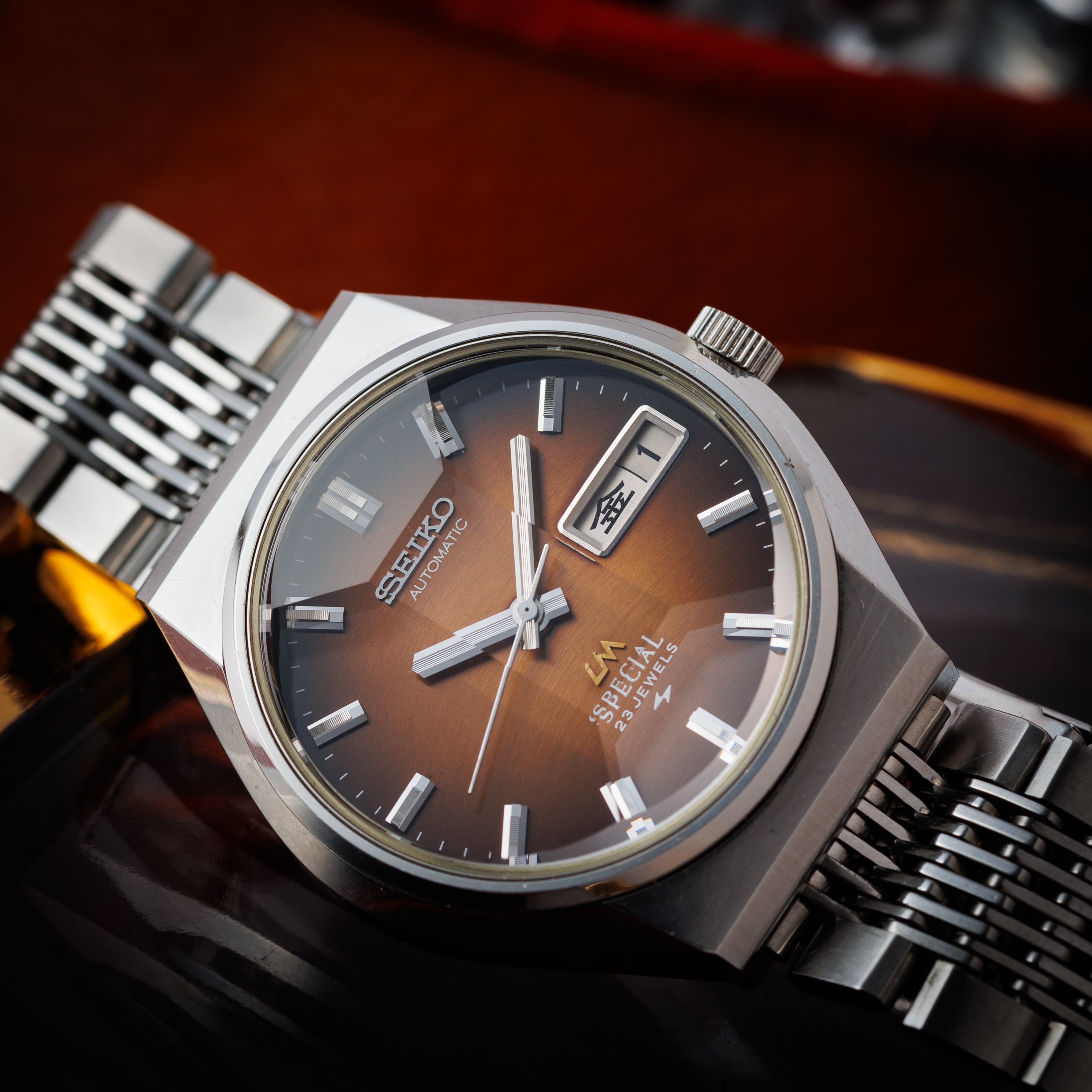 時計の文字盤、どの色が正解？TPOに合わせた最適カラーとは – FIREKIDS