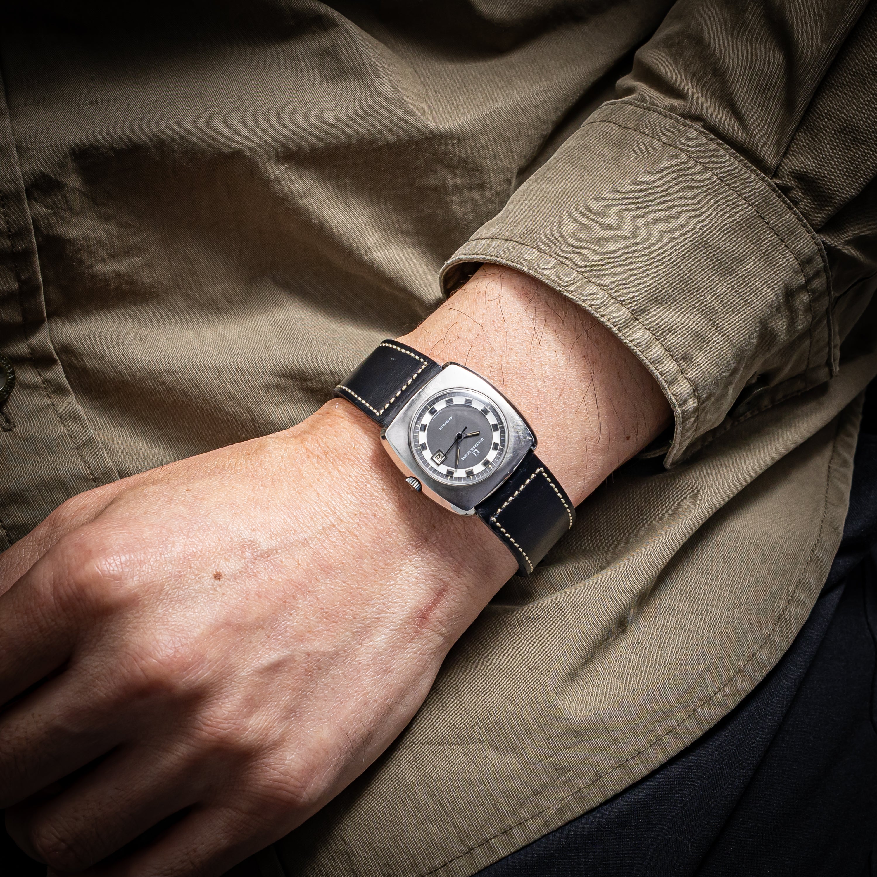 ユニバーサルジュネーブ スクエアケース 自動巻き 1970年代 Ref.827600 Cal.2-27