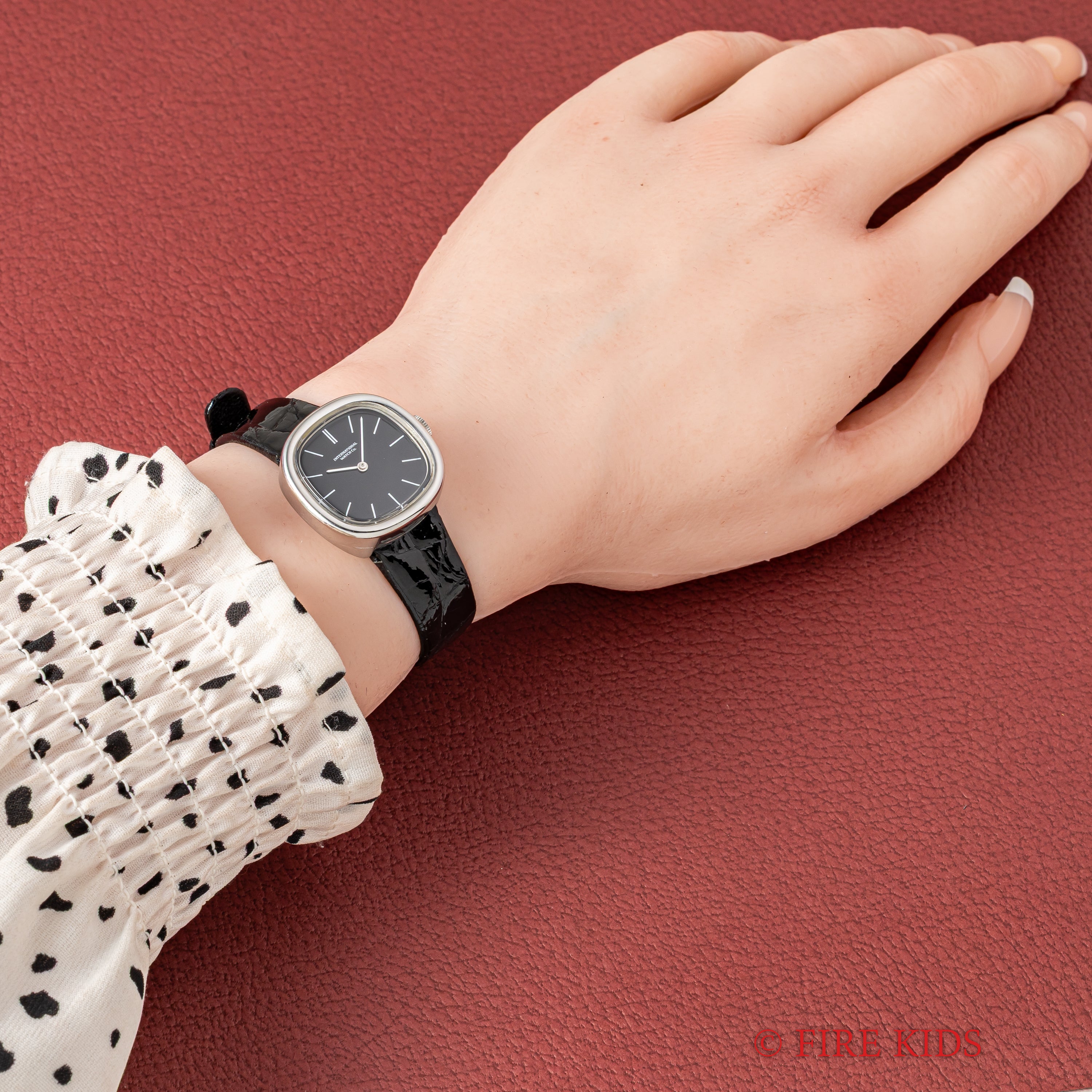 IWC	レディースウオッチ ブラックダイヤル 1977年製 手巻 Cal.412 ユニークケース