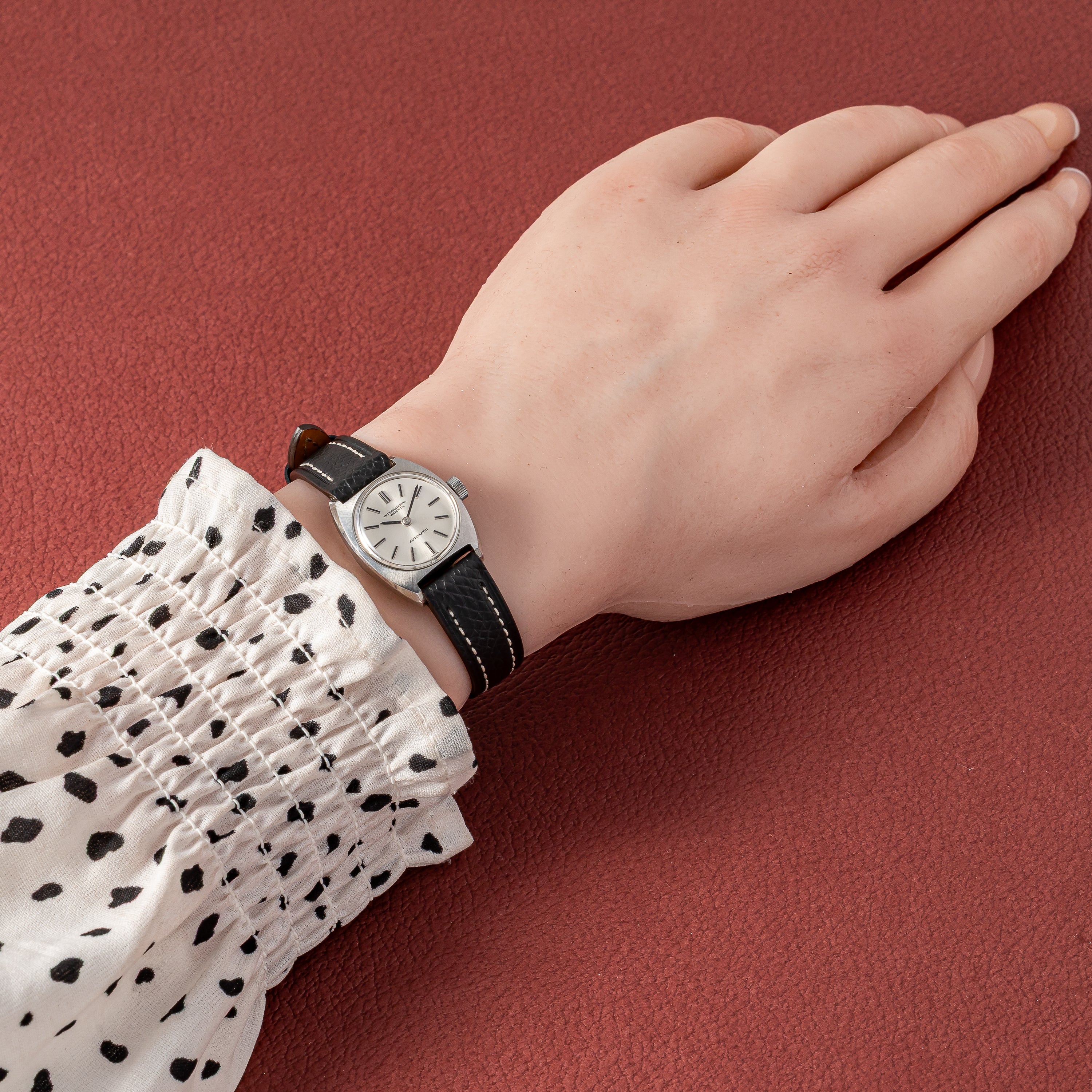 IWC レディース トノーケース1972年製  Ref.R440S 箱・ギャラ付き