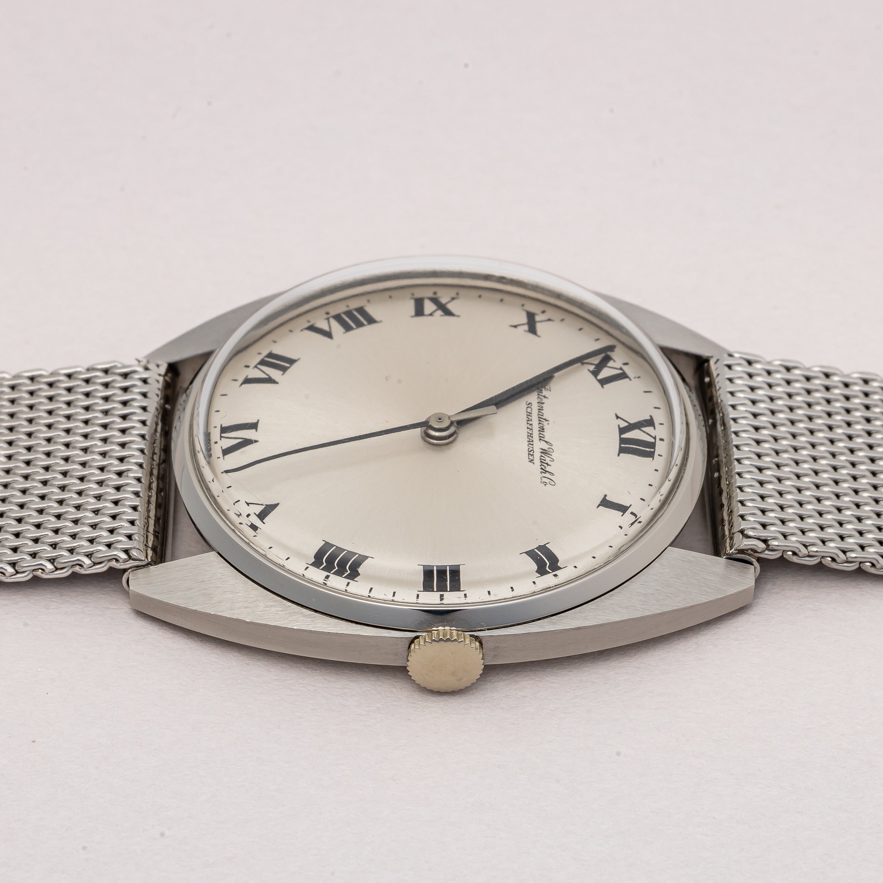 IWC トノー型 1971年製 手巻き  Cal.403 ローマンダイヤル 純正メッシュブレス付き