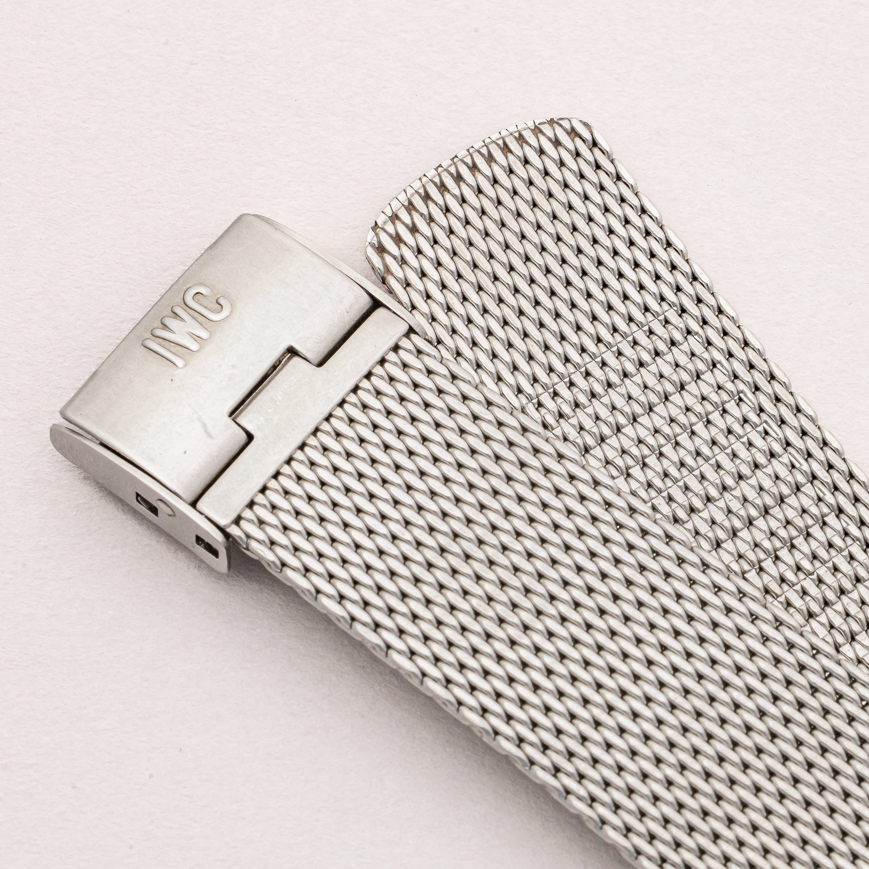 IWC トノー型 1971年製 手巻き  Cal.403 ローマンダイヤル 純正メッシュブレス付き