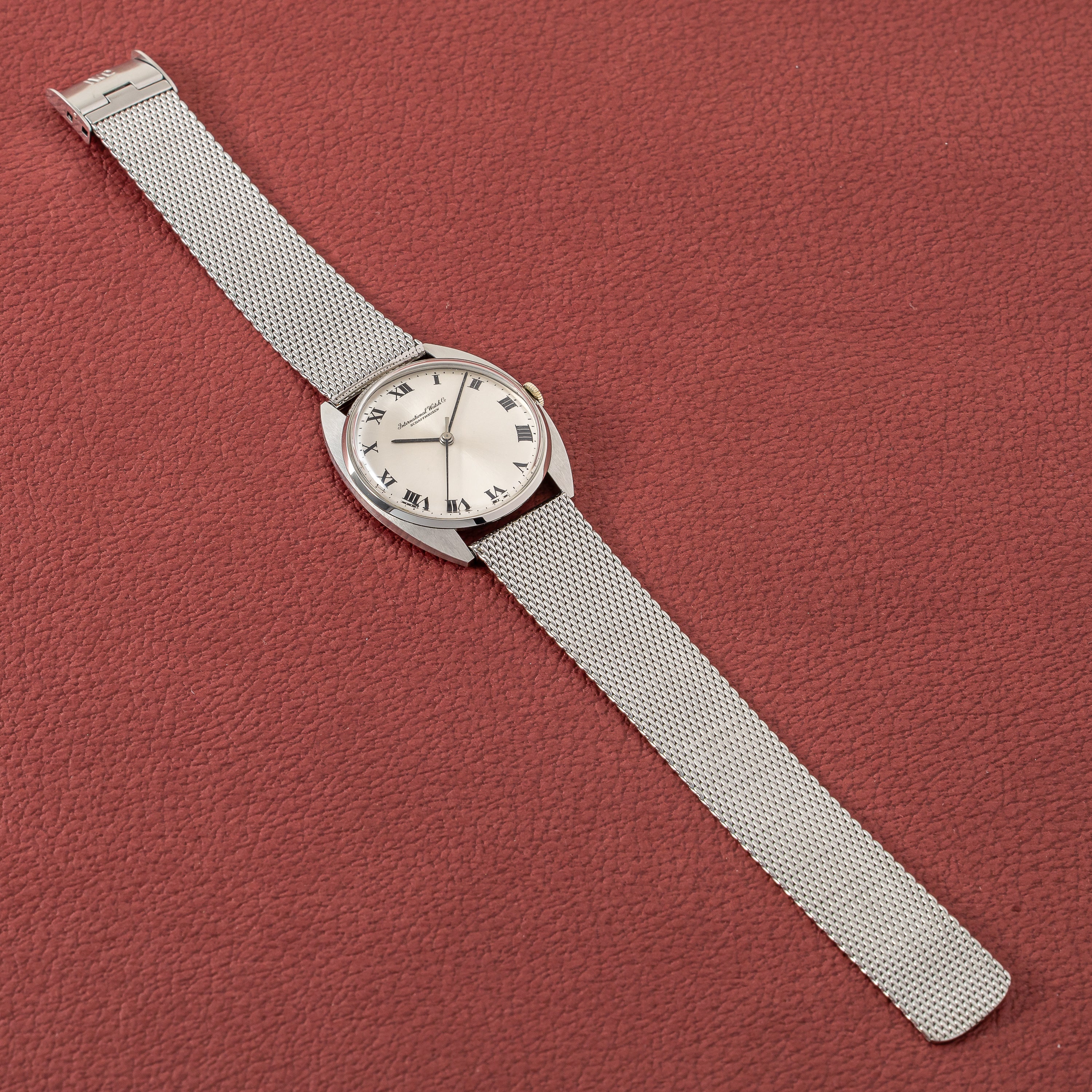 IWC トノー型 1971年製 手巻き  Cal.403 ローマンダイヤル 純正メッシュブレス付き