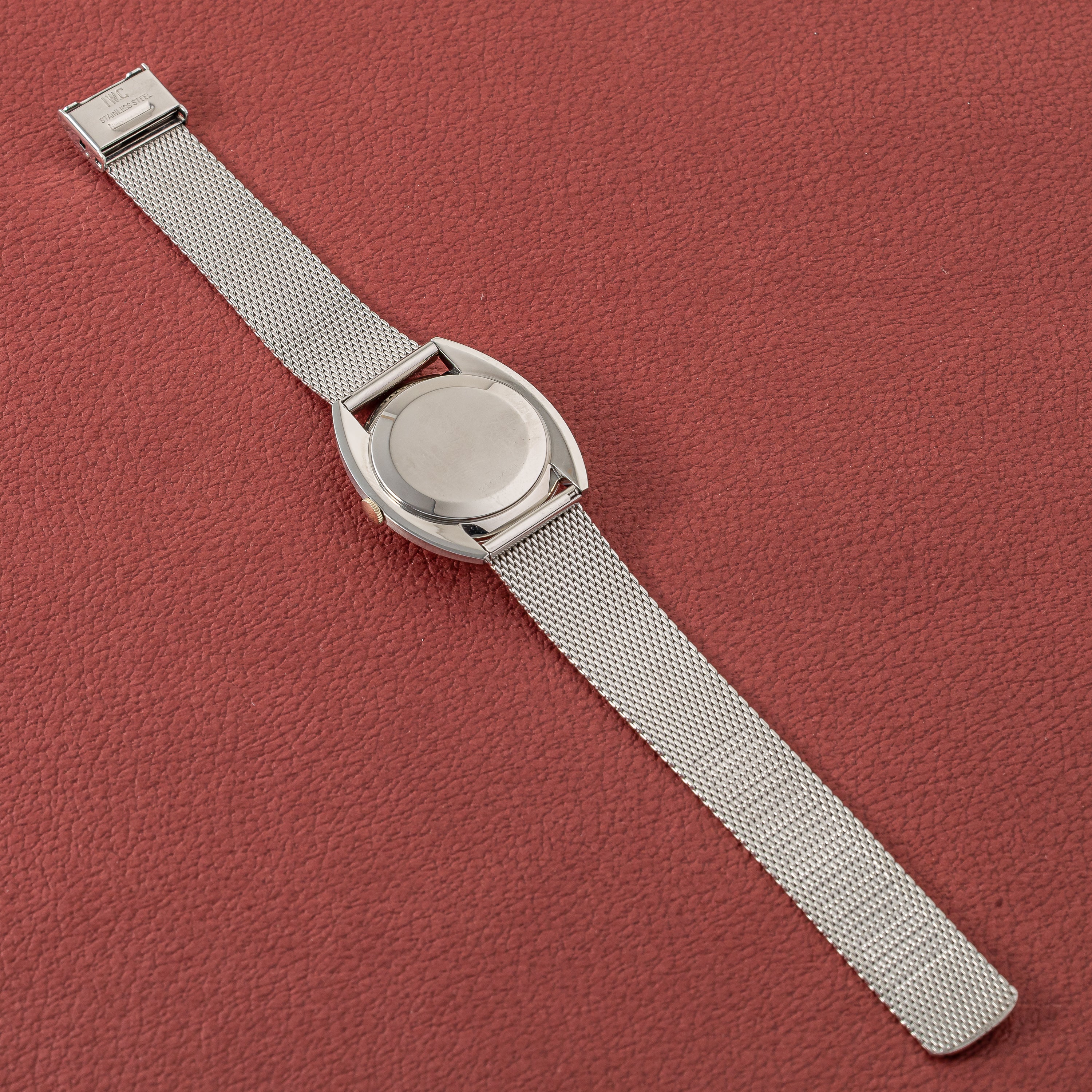 IWC トノー型 1971年製 手巻き  Cal.403 ローマンダイヤル 純正メッシュブレス付き