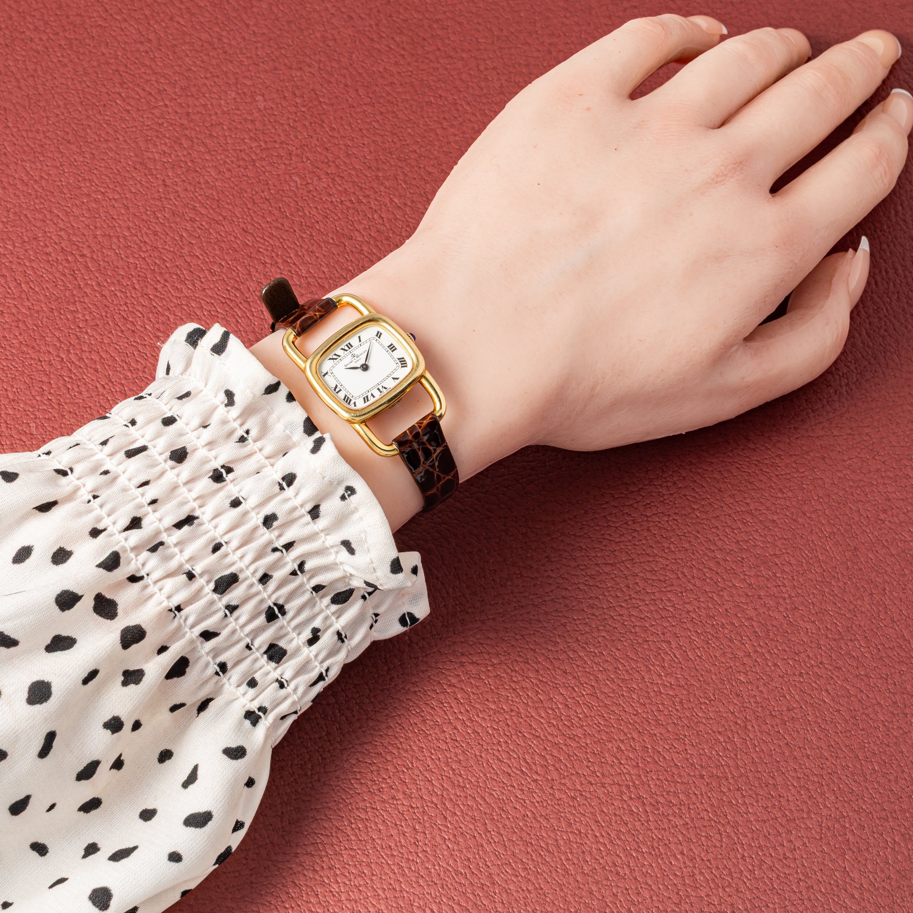 ボーム＆メルシエ 1970年代製 18金無垢イエローゴールド エトリエデザイン  手巻き ホワイトローマンダイヤル