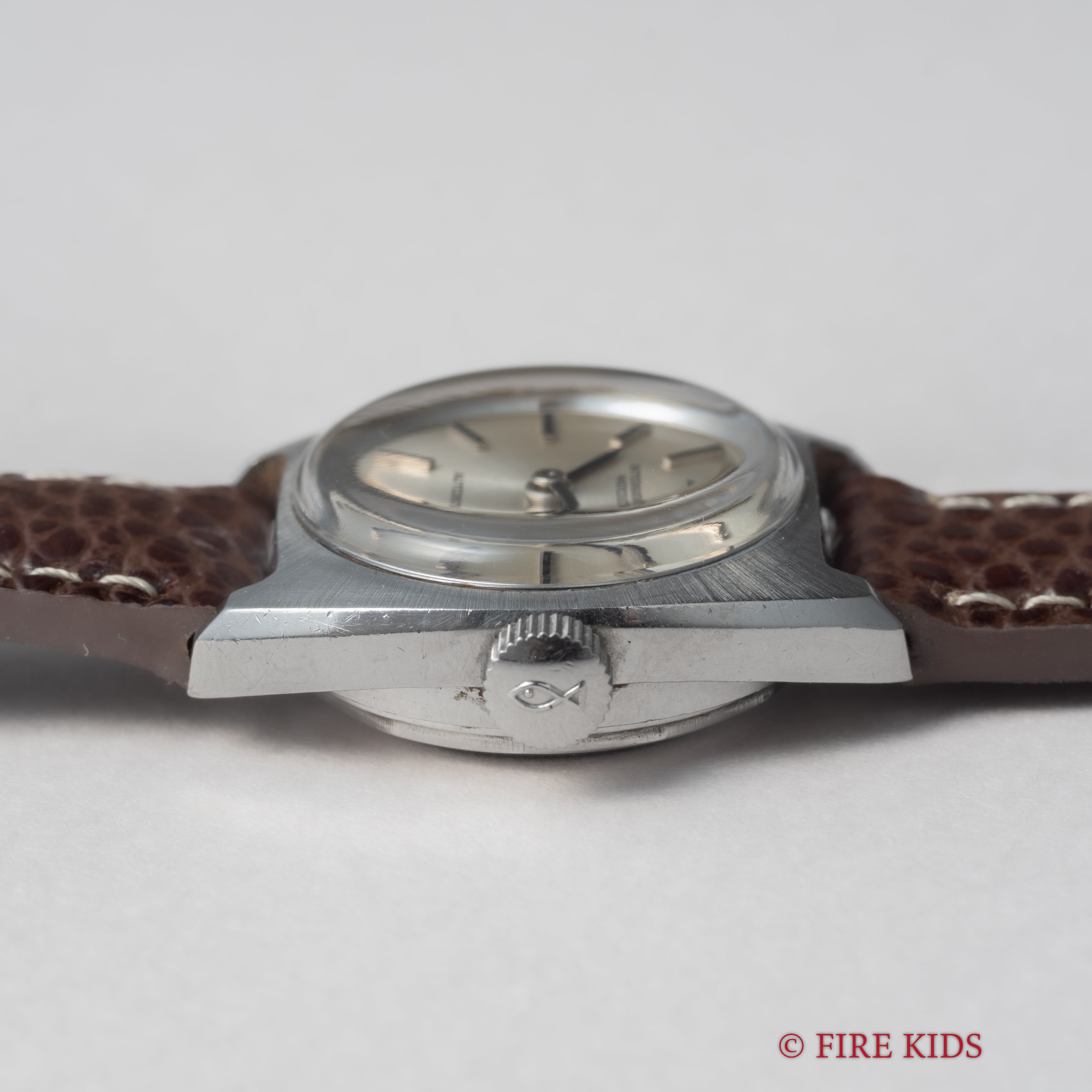 IWC レディース トノーケース 1975年製 手巻き Cal.442 シルバーダイヤル