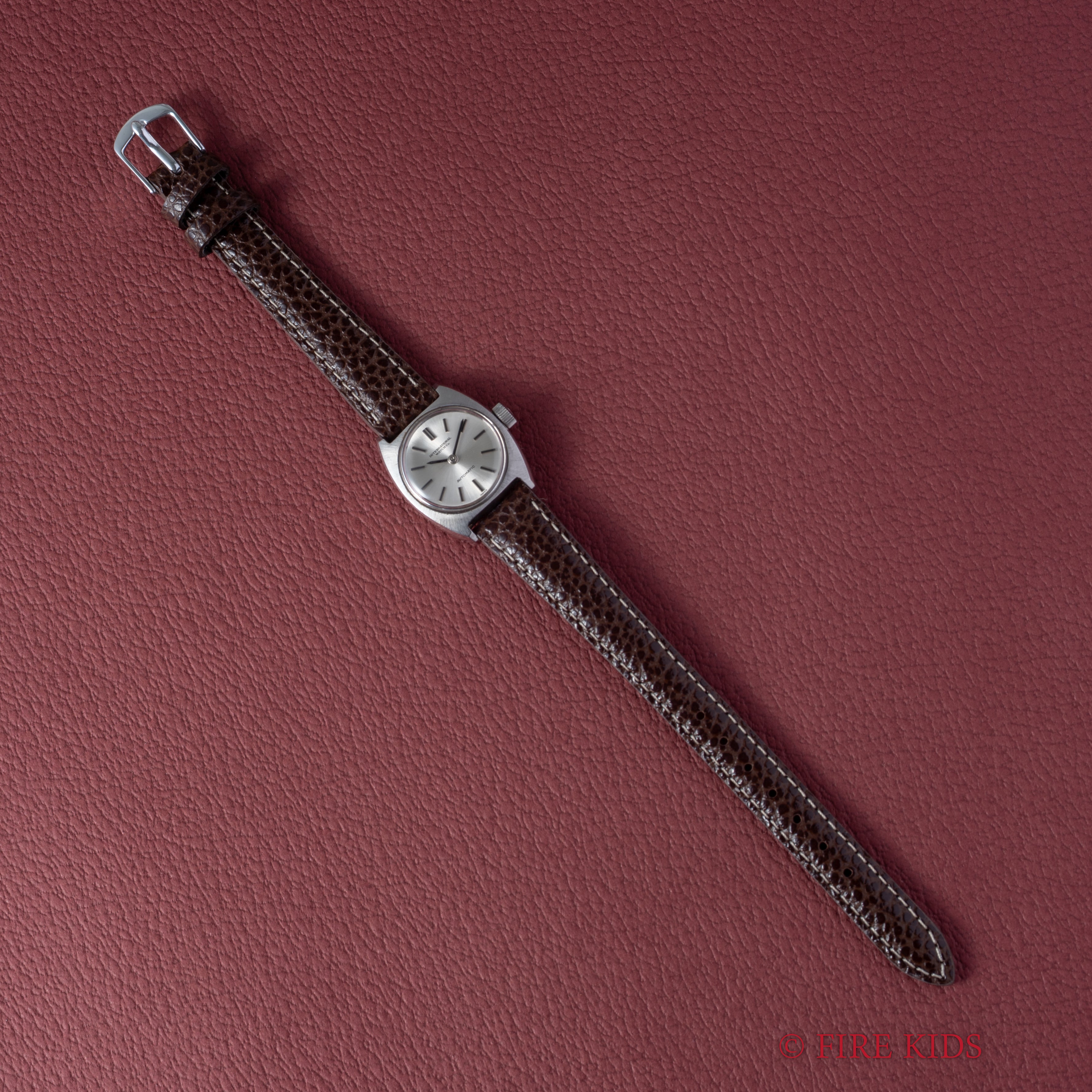 IWC レディース トノーケース 1975年製 手巻き Cal.442 シルバーダイヤル