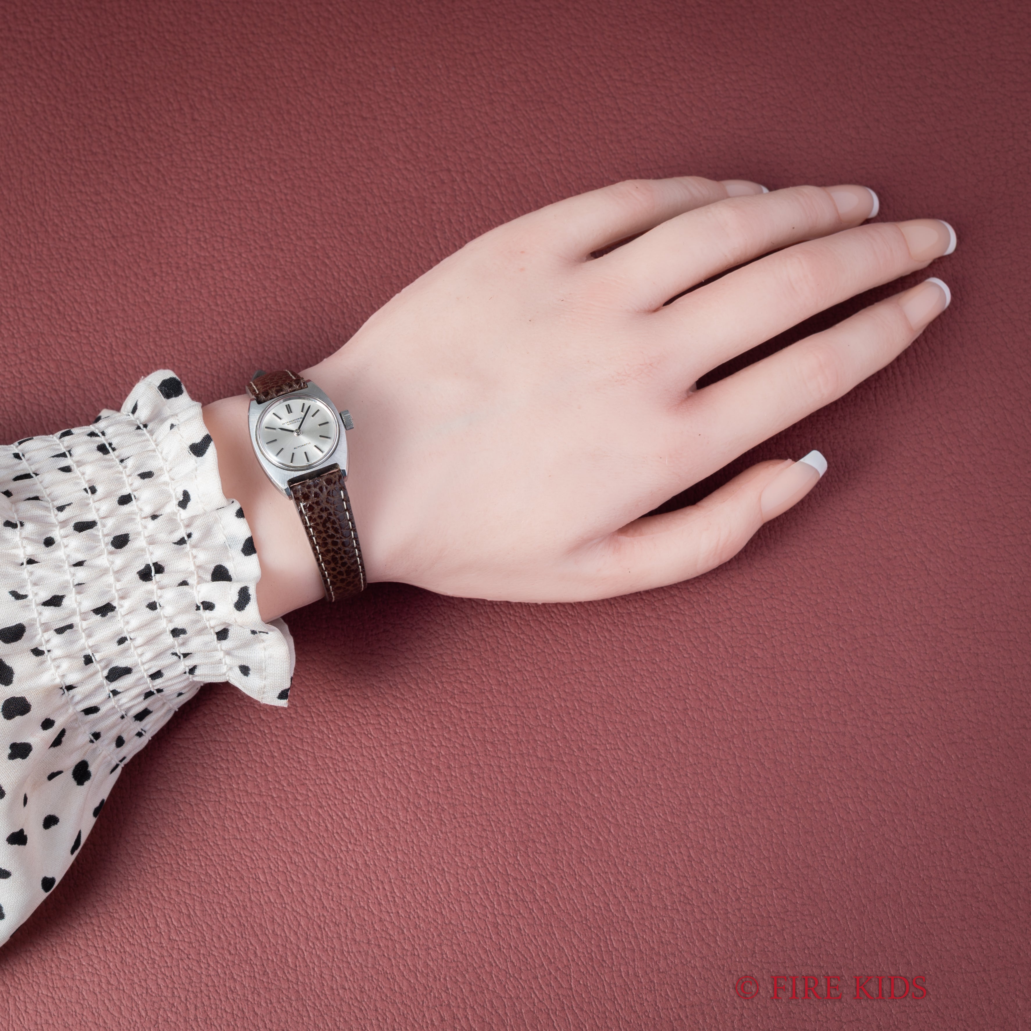 IWC レディース トノーケース 1975年製 手巻き Cal.442 シルバーダイヤル