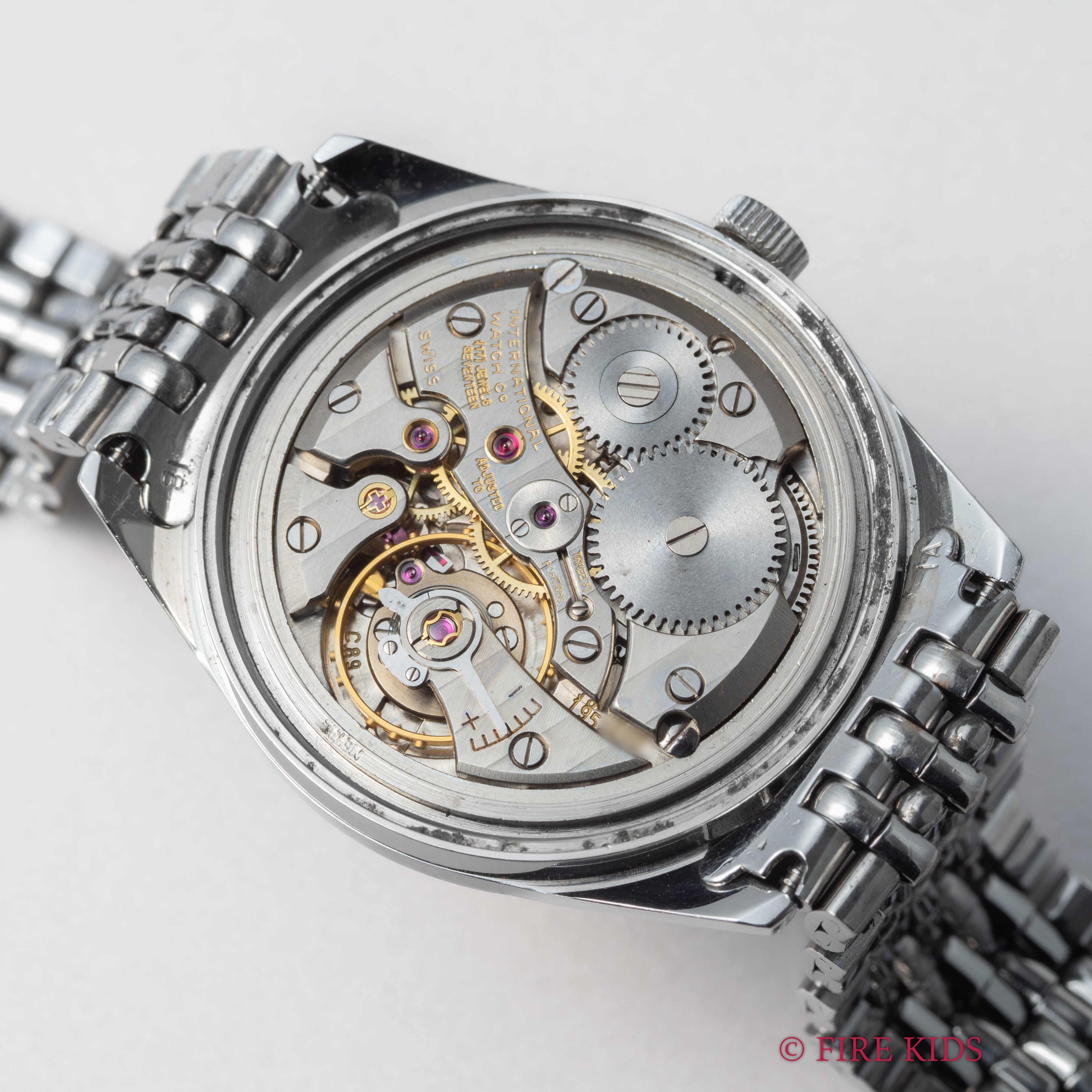 IWC 1970年製（昭和45年製） グレー文字盤ラウンドケース R810 手巻 Cal.89 純正ゲイフレアー社製ステンレスブレス