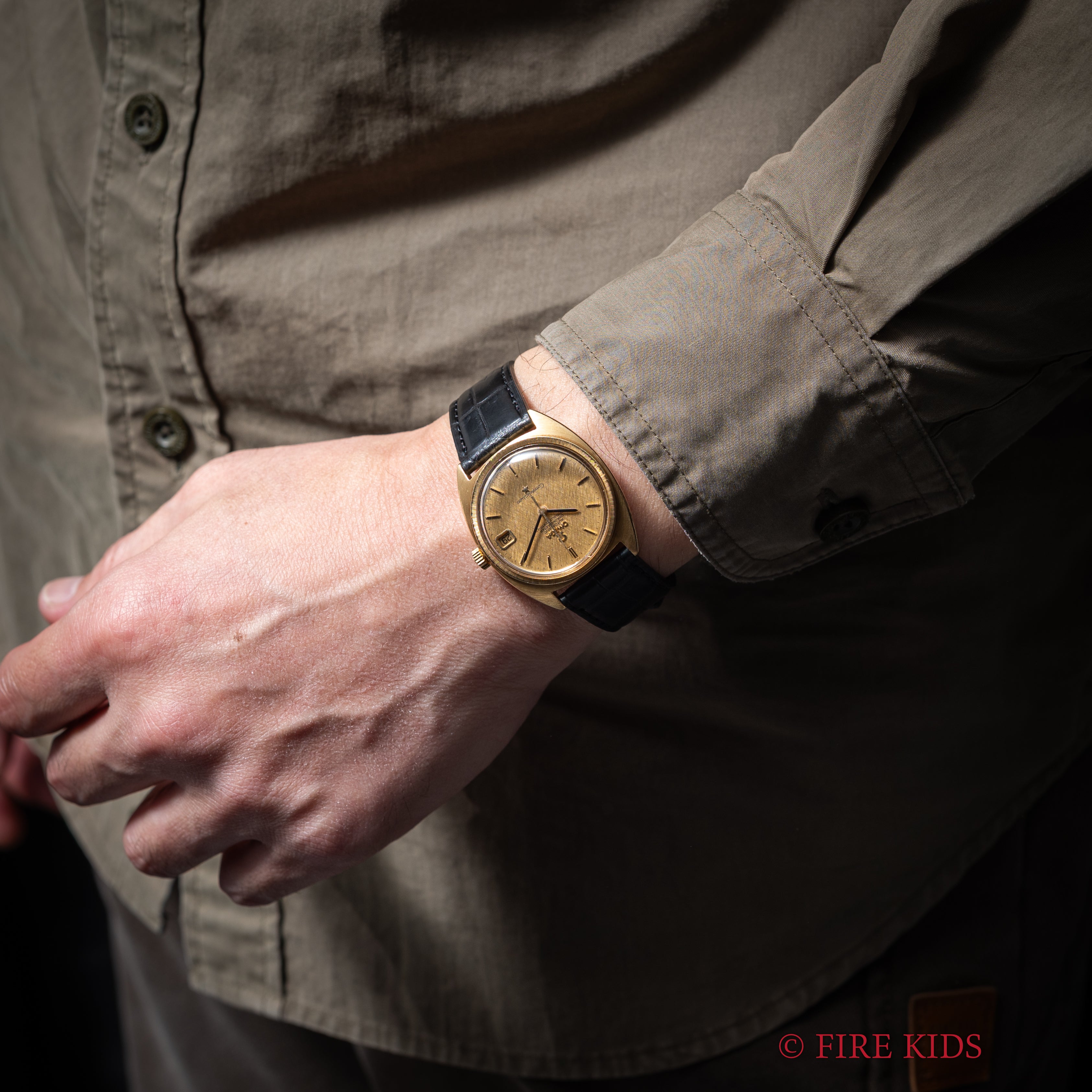 オメガ コンステレーション Cライン 1969年製 18金無垢イエローゴールド リネンダイヤル ジェンタデザイン