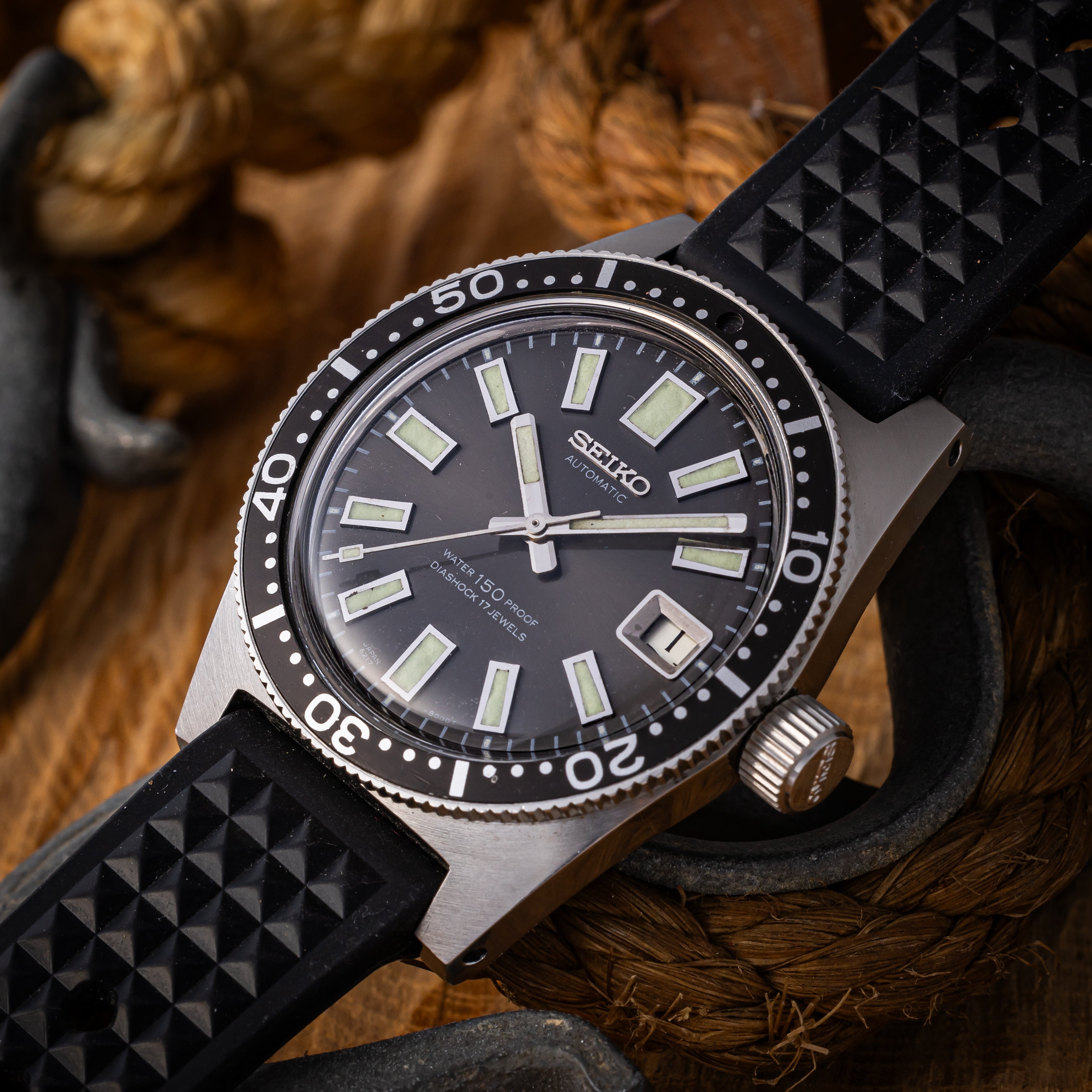 カスタム品　機械式のようなクォーツに換装　ダイバーズウォッチ　ビンテージ風 ヴィンテージスタイルを現代風に落とし込んだ重厚感あふれる機械式
