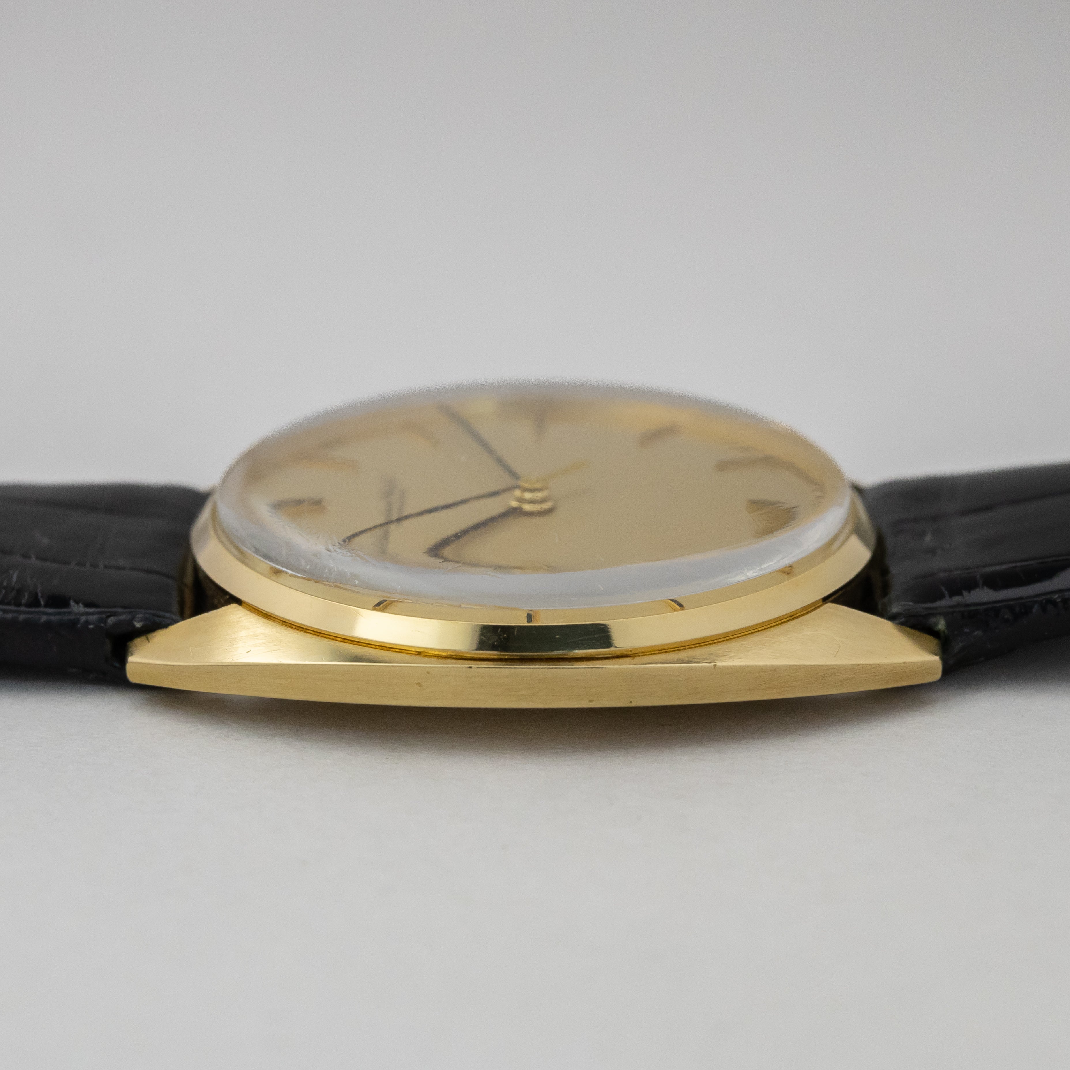 IWC 18金無垢ケース 1967年製 Cal.402 手巻き式 オリジナルダイヤル